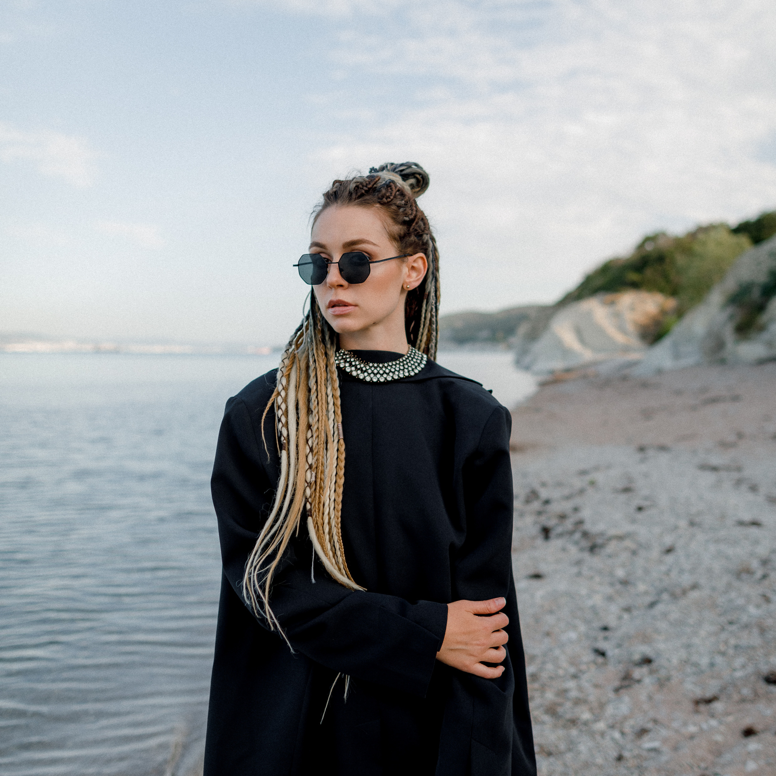 Девушка на море