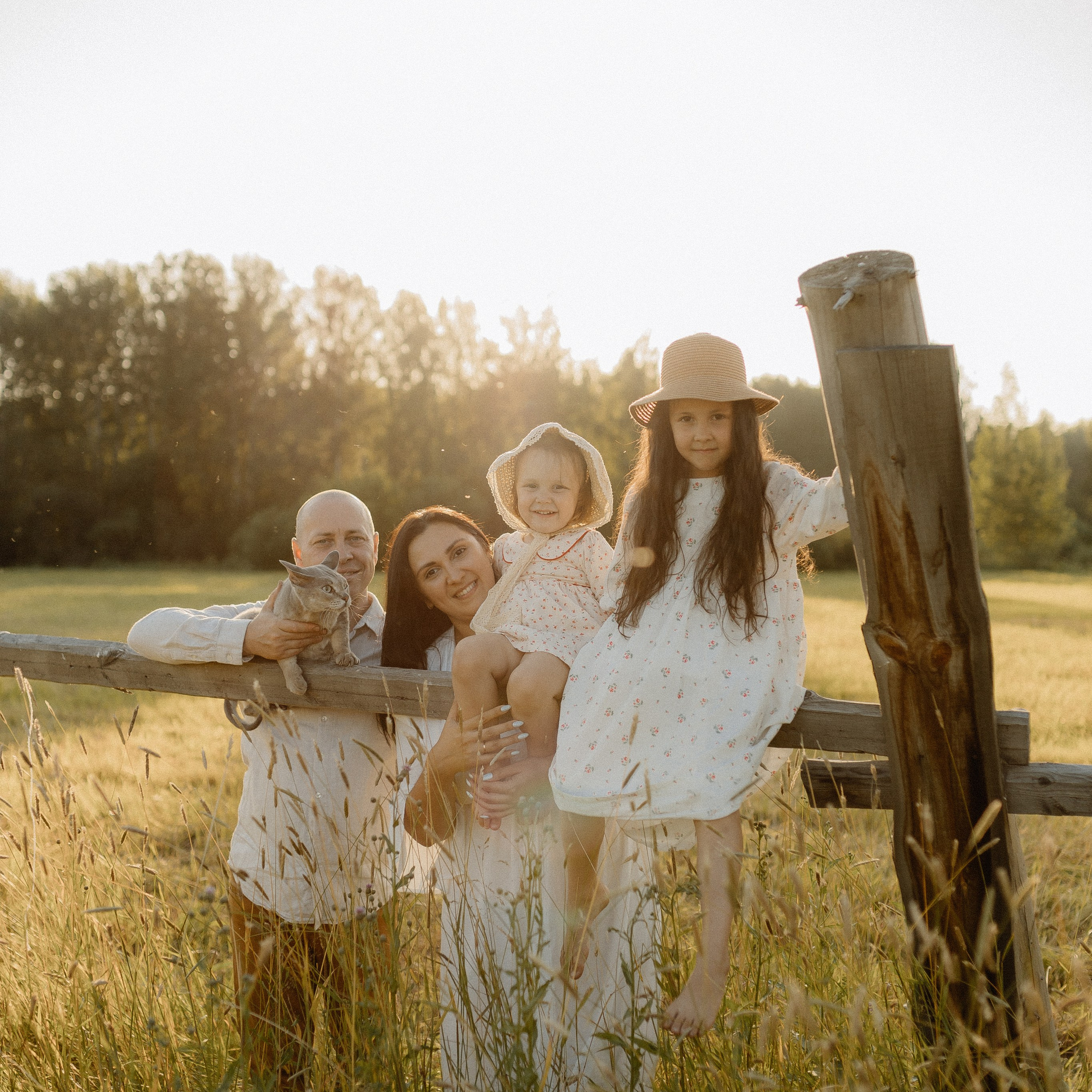 Семейная фотосессия с усатым любимцем