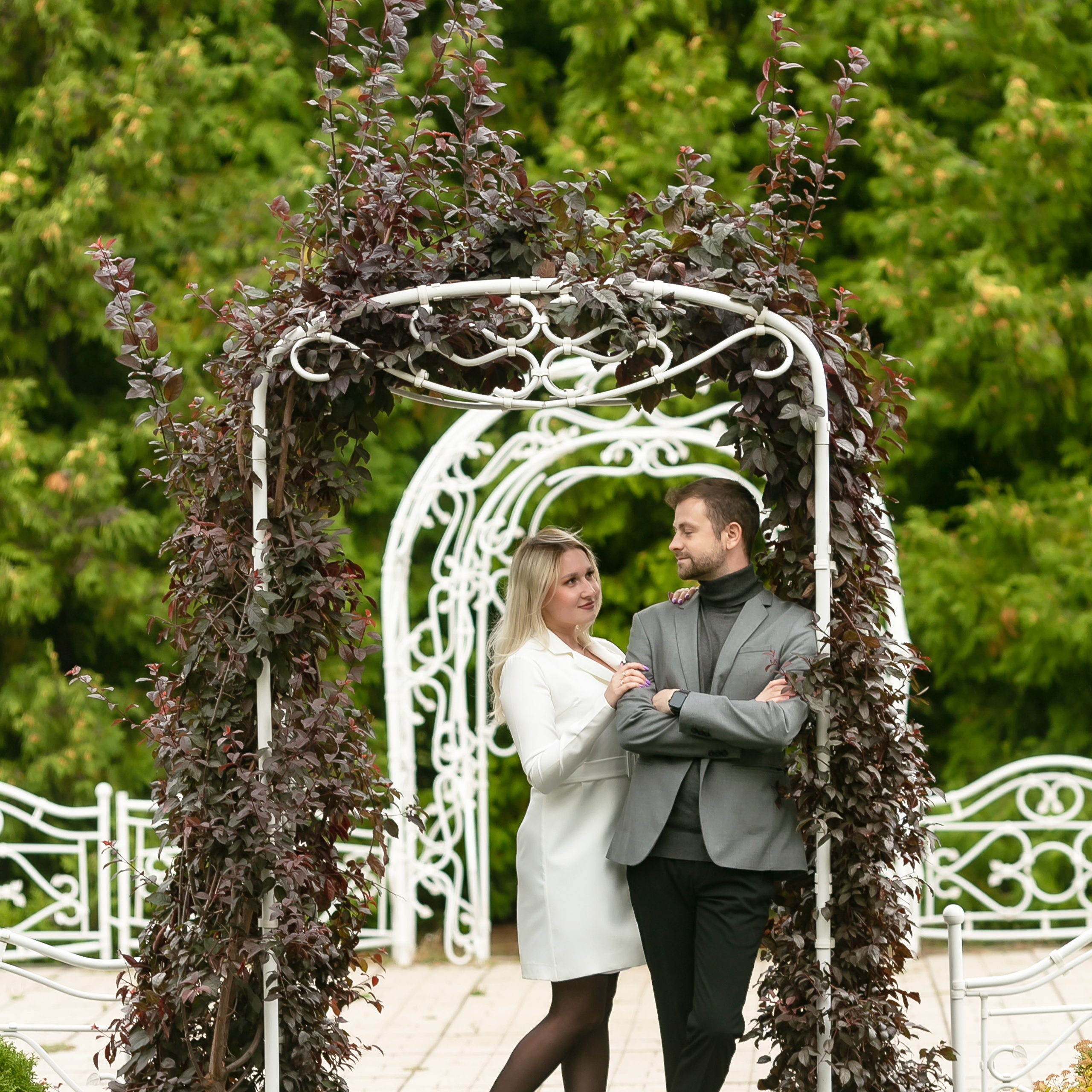 Парочка стоит на фоне цветочной арки в городе Уфа, Фотограф Уфа, Фотосессия Уфа, Фотограф Алексей Муравьёв Уфа, Лавстори Уфа, Фото Уфа, Фотосет Уфа, Репортаж Уфа, Люди Уфа, Парочки Уфы, Модель Уфа, Модели Уфа, Девушки Уфа, Парни Уфа, Фотосьёмка Уфа, Свадебный фотограф Уфа, Свадьба Уфа, Пары Уфы, Знакомства Уфа, 