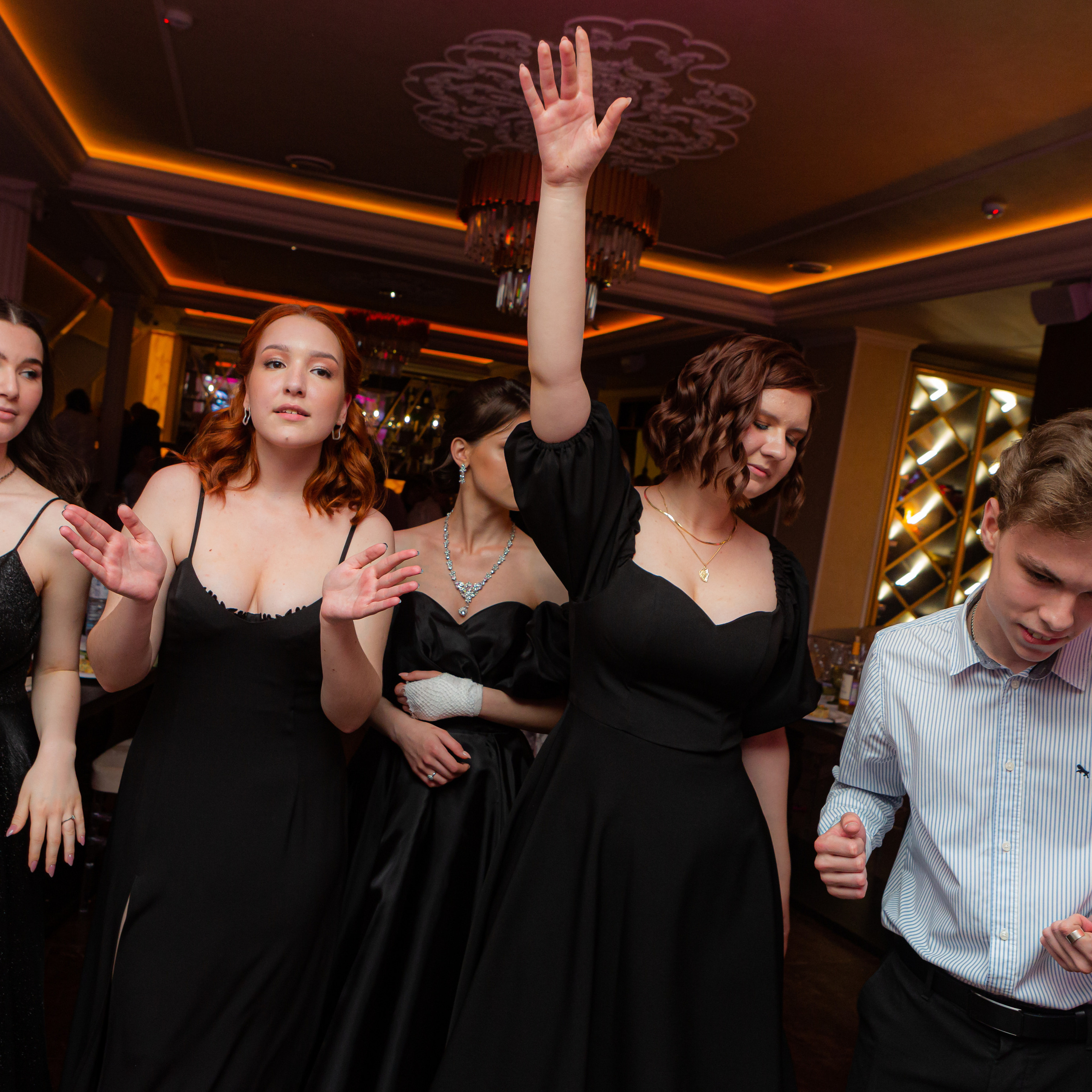 Выпускные Уфа. Фотограф Уфа. Фотограф на выпускной вечер. Ведущий на выпускной вечер. Организация и проведение выпускных в городе Уфа и за его пределами. Таблица расходов на проведение, последнего звонка, торжественной части и выпускного. Чек — лист на выпускной. Фотограф в детский сад.