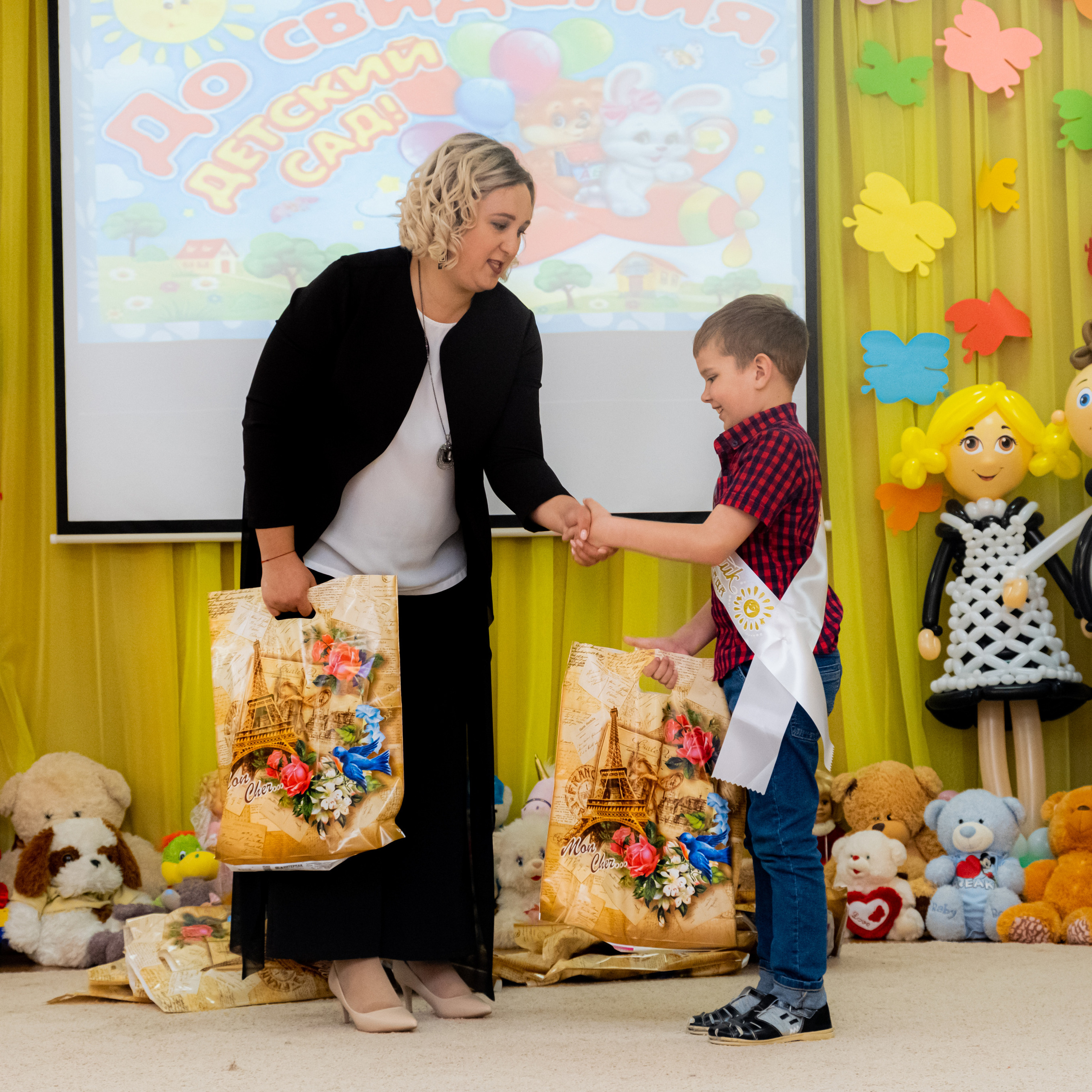 Выпускные Уфа. Фотограф Уфа. Фотограф на выпускной вечер. Ведущий на выпускной вечер. Организация и проведение выпускных в городе Уфа и за его пределами. Таблица расходов на проведение, последнего звонка, торжественной части и выпускного. Чек — лист на выпускной. Фотограф в детский сад.