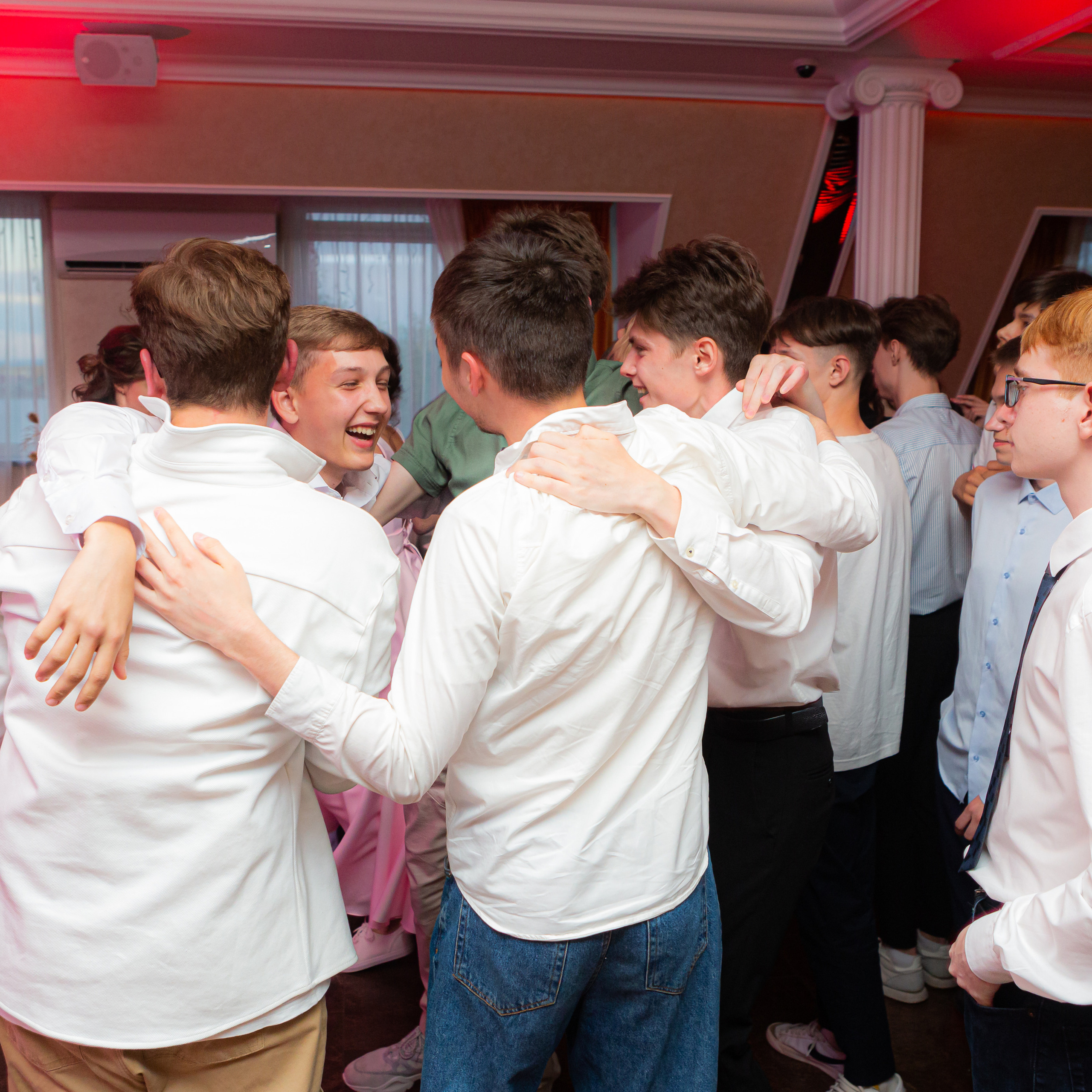 Выпускные Уфа. Фотограф Уфа. Фотограф на выпускной вечер. Ведущий на выпускной вечер. Организация и проведение выпускных в городе Уфа и за его пределами. Таблица расходов на проведение, последнего звонка, торжественной части и выпускного. Чек — лист на выпускной. Фотограф в детский сад.