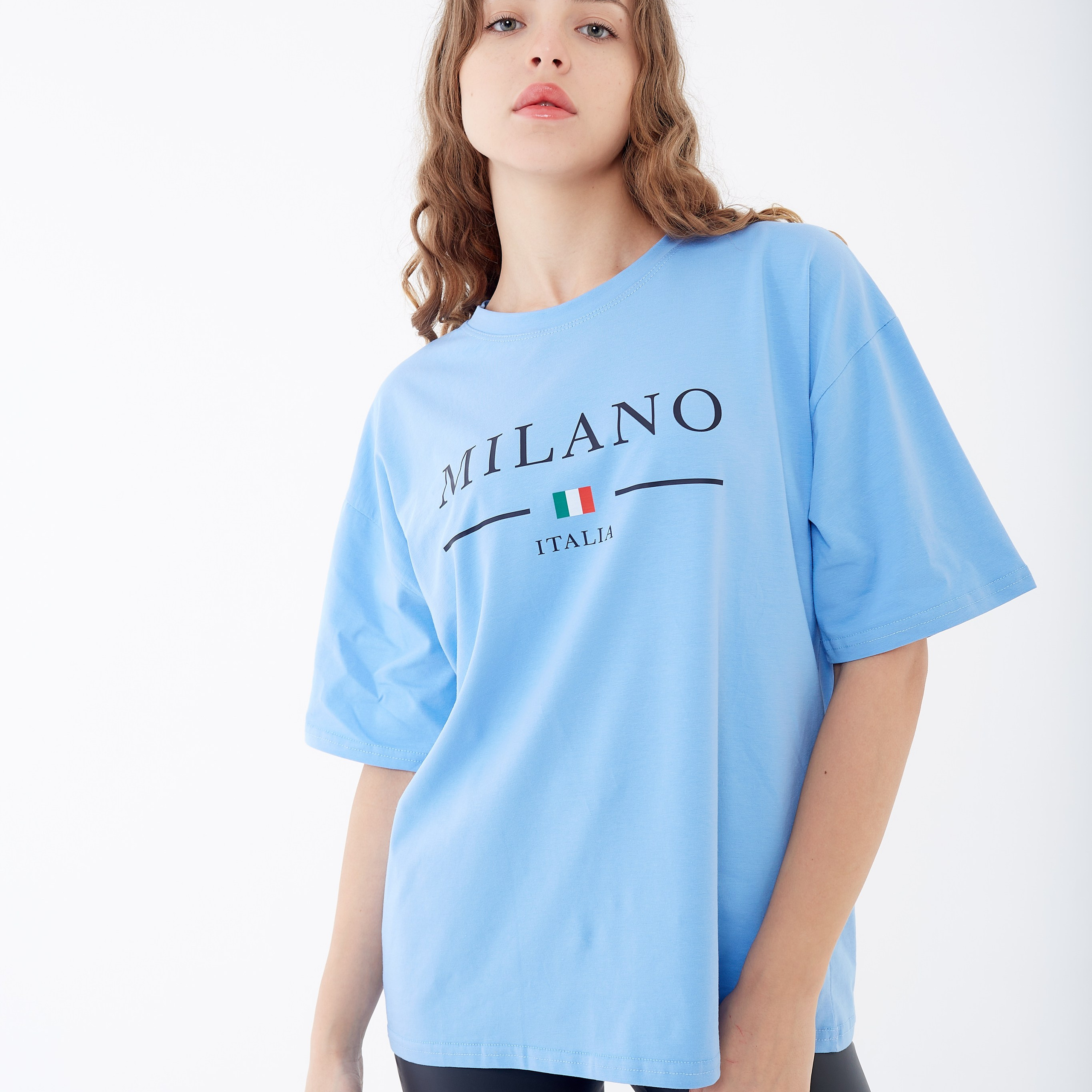 Съемка для маркетплейса девушка в футболке на белом фоне 