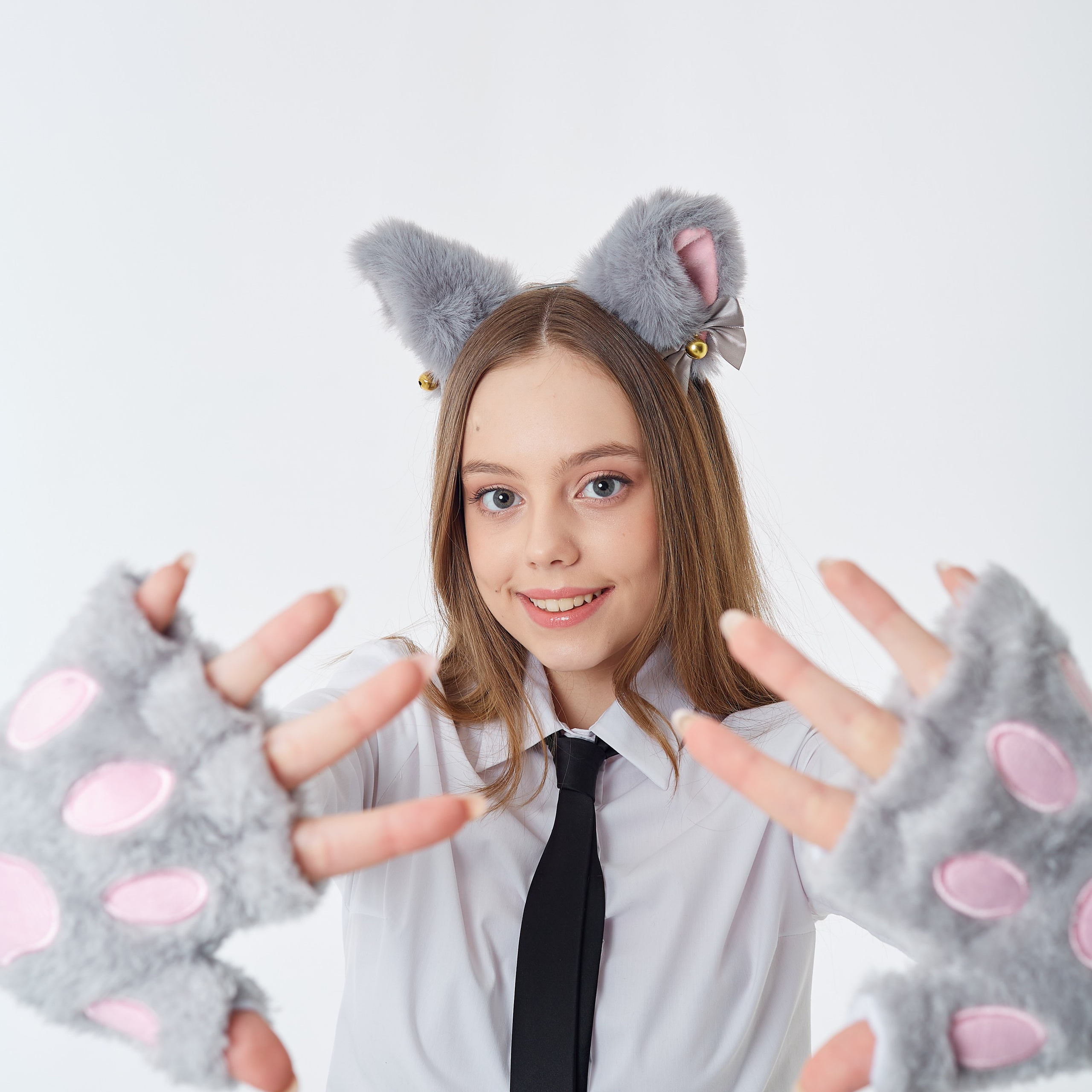 Съемка для маркетплейса девушка  с кошачьими аниме ушками и перчатками лапки 