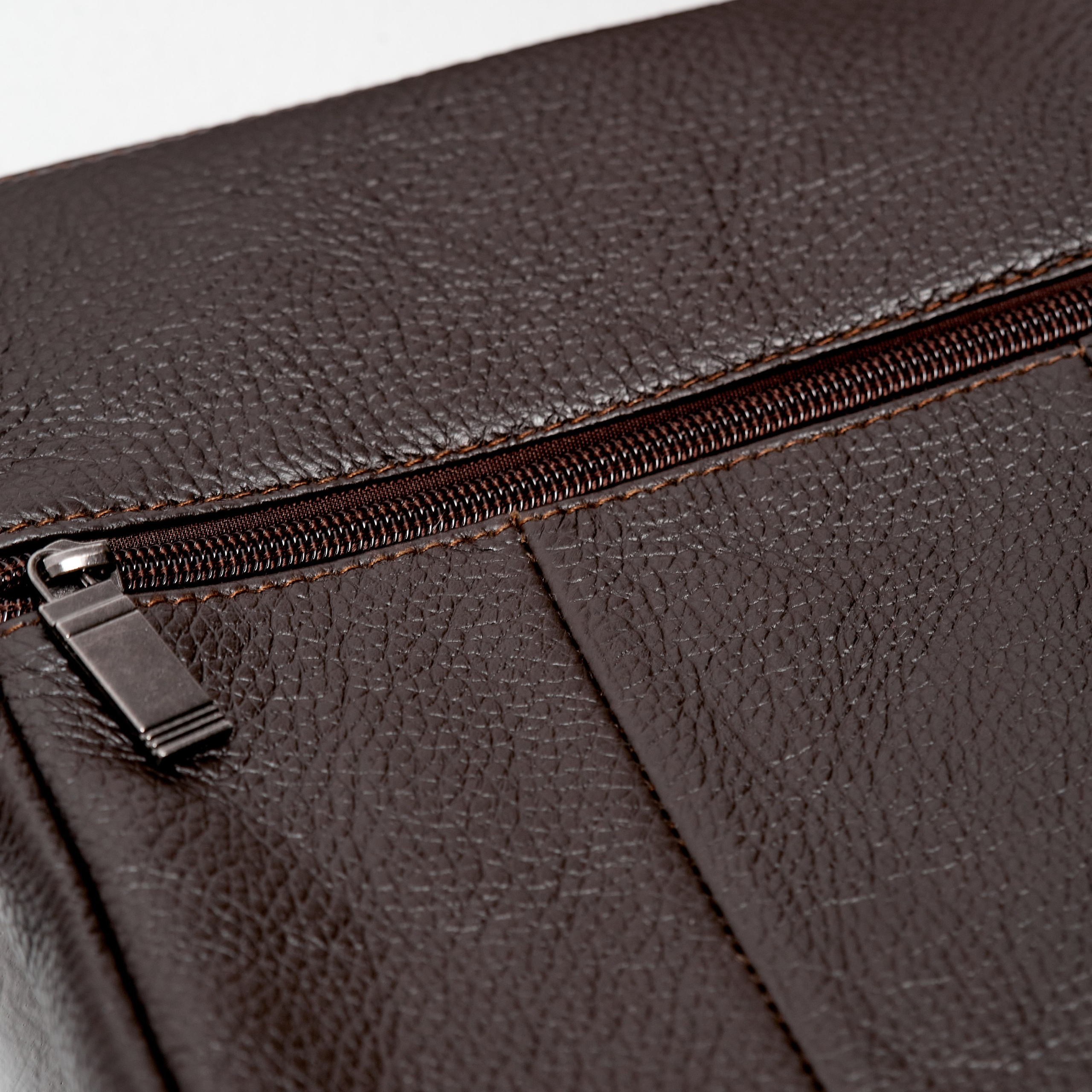 Съемка для маркетплейса предметная съемка мужская кожаная сумка крупный план молнии 