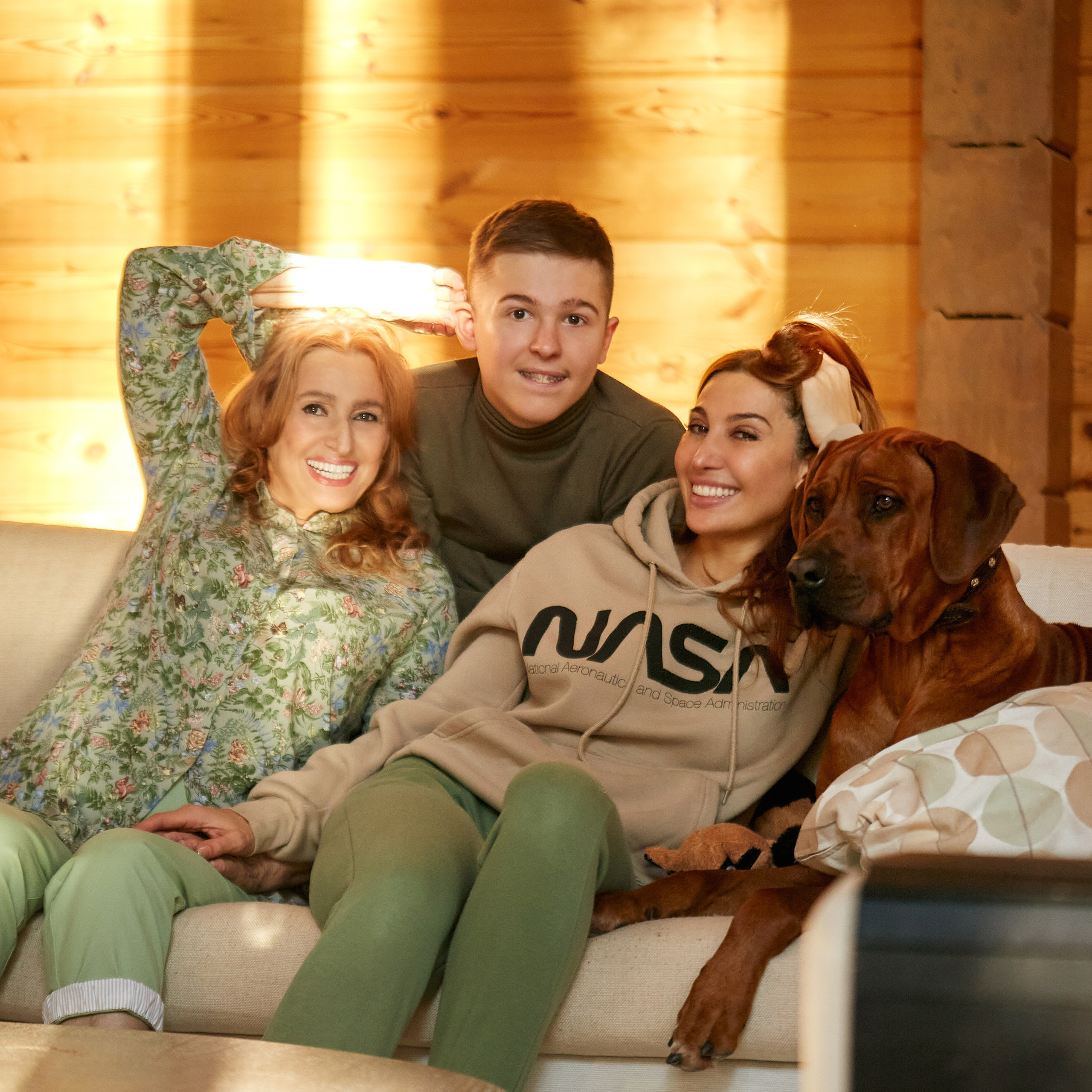 счастливая семья с собакой в загородном доме в ленинградской области  семейный  фотограф Гранкин Александр Санкт-Петербург 