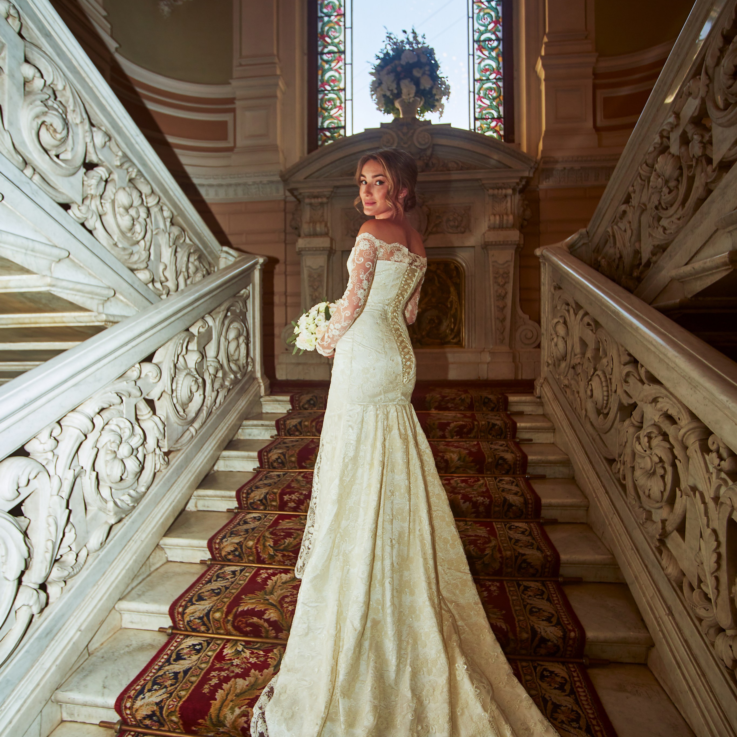 невеста на ступеньках свадебный фотограф Гранкин Александр Санкт-Петербург  