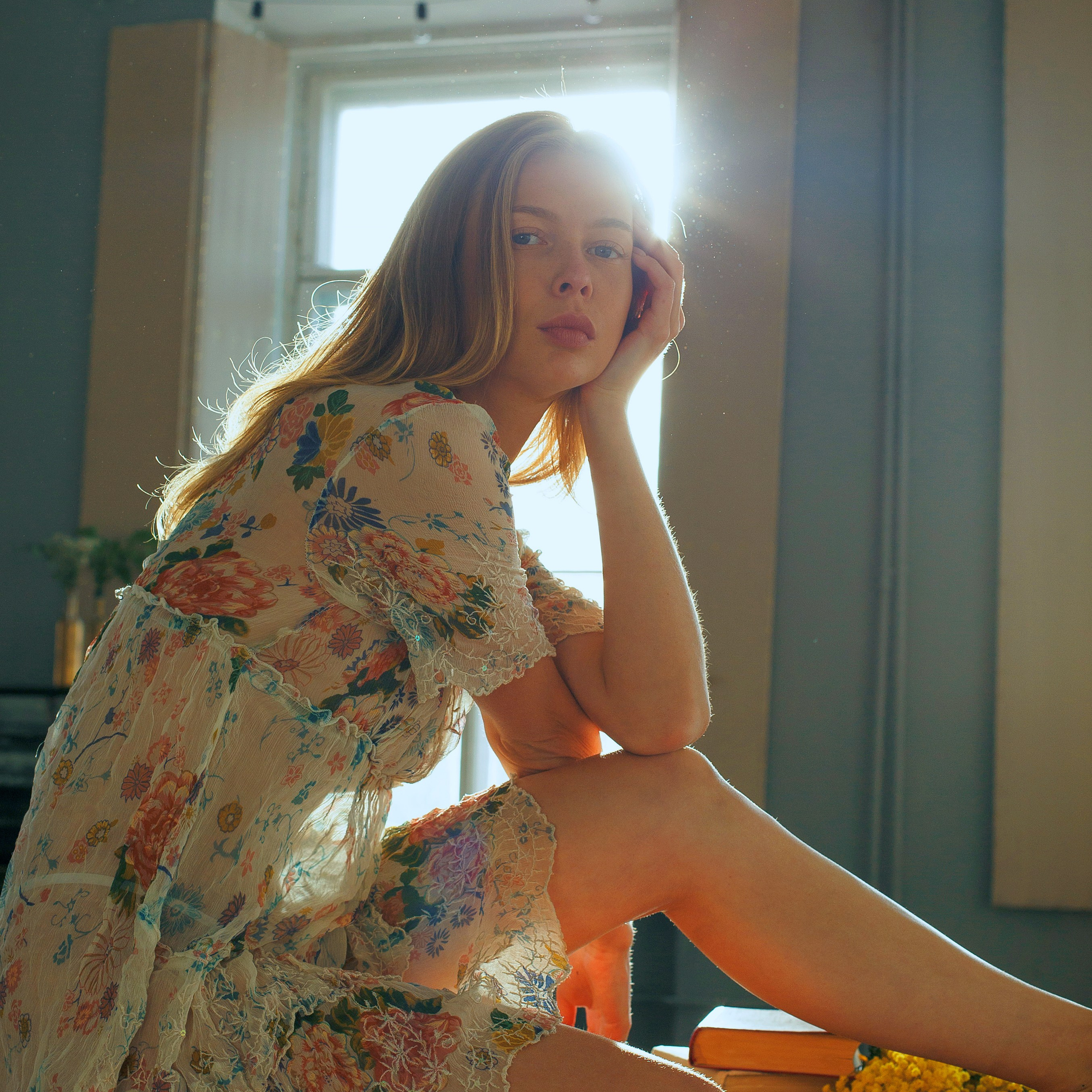 красивая девушка в прозрачном платье против света 