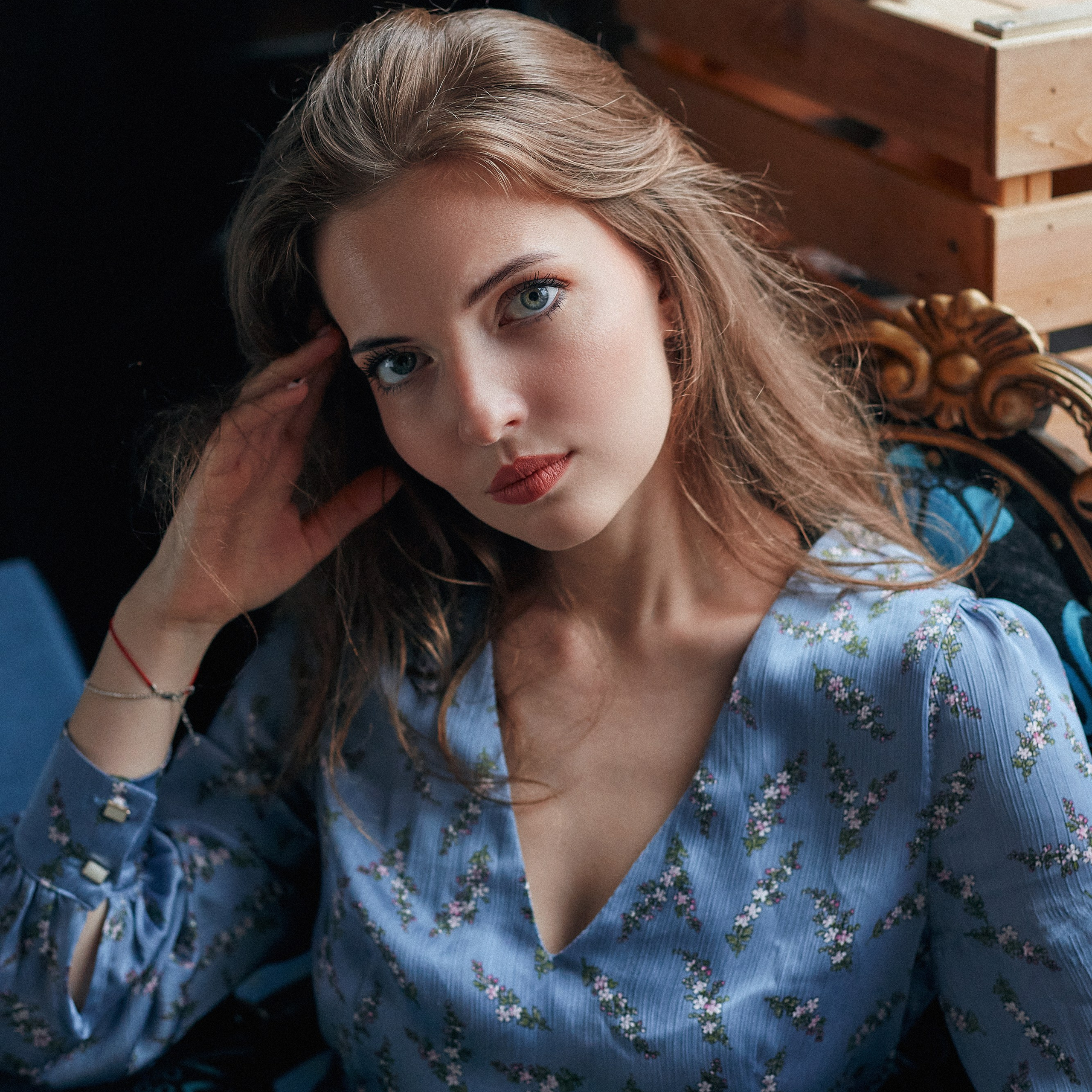 красивая русская девушка с голубыми глазами в кафе портретный фотограф Гранкин Александр Санкт-Петербург 