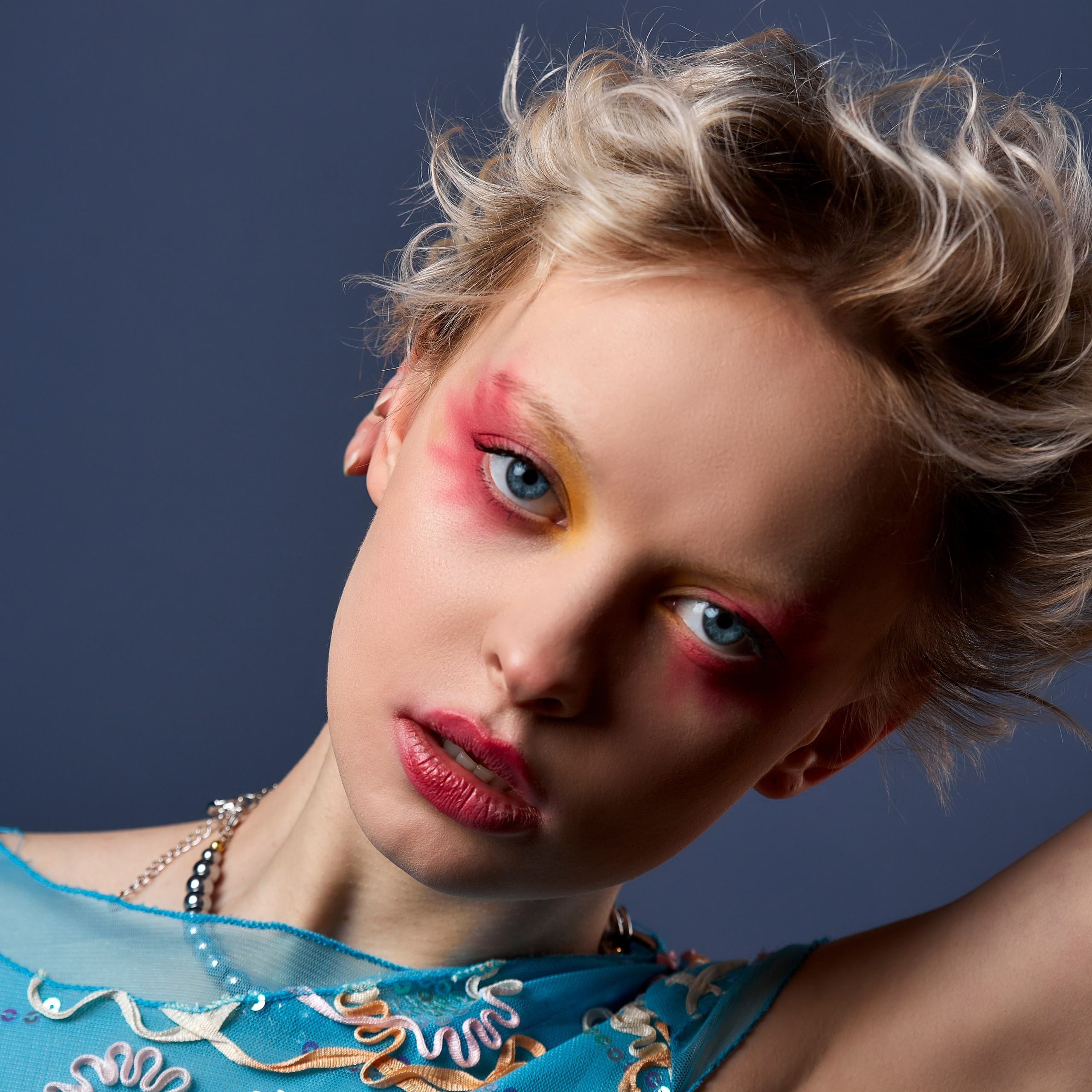 бьюти портрет с необычным ярким макияжем портретный фотограф Гранкин Александр Санкт-Петербург 