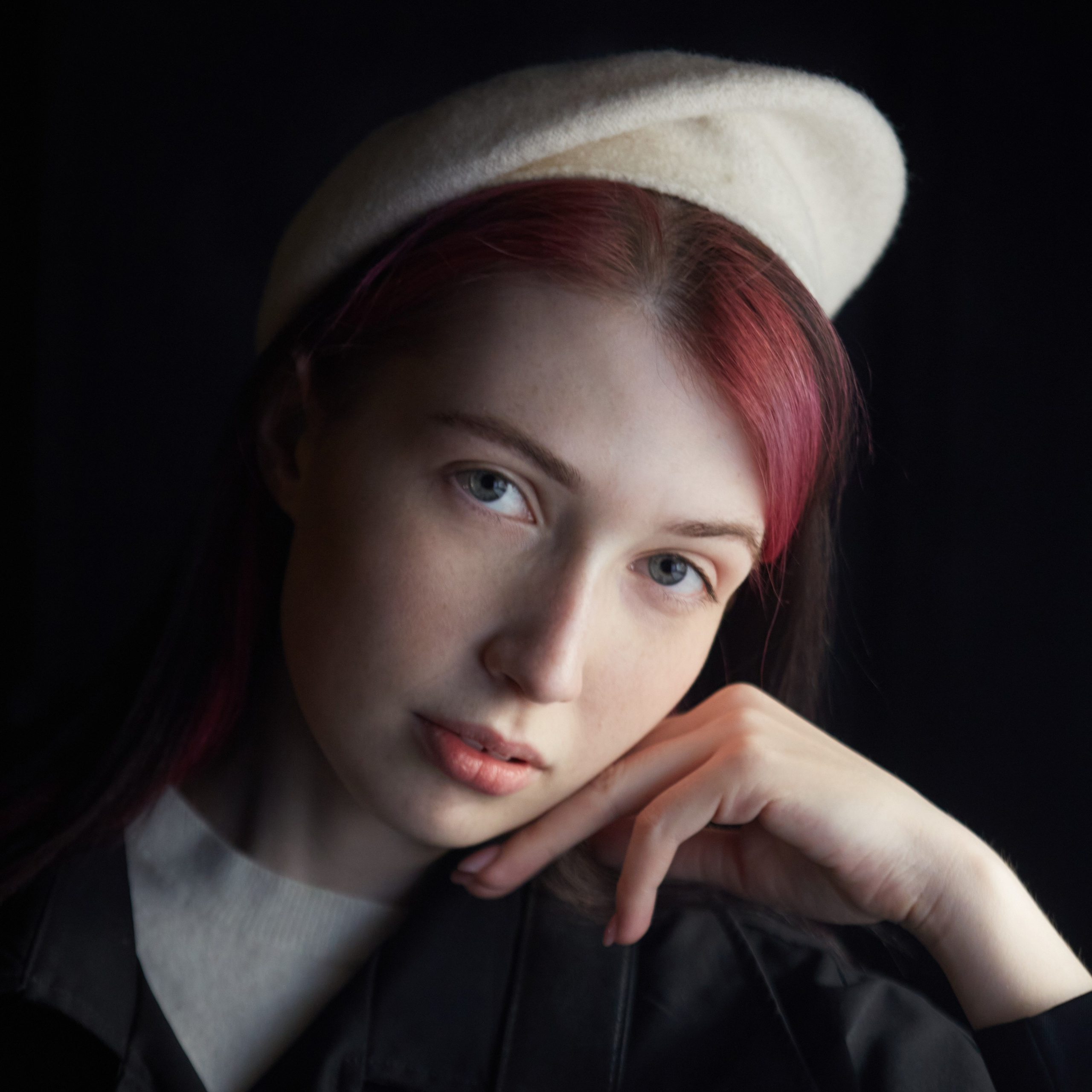 студийный портрет девушки с красными волосами в белом берете портретный фотограф Гранкин Александр Санкт-Петербург 