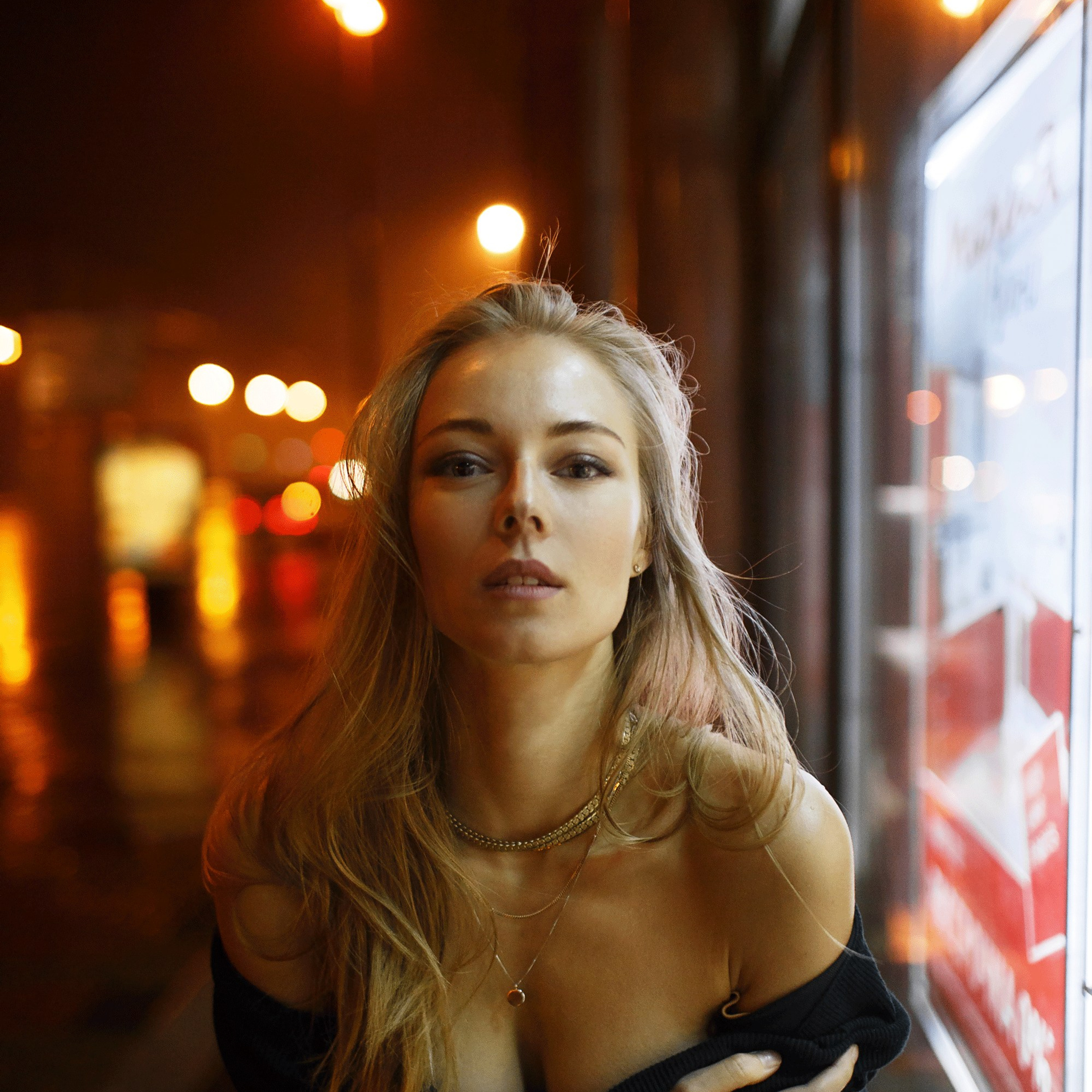 ночной городской портрет в огнях витрин 