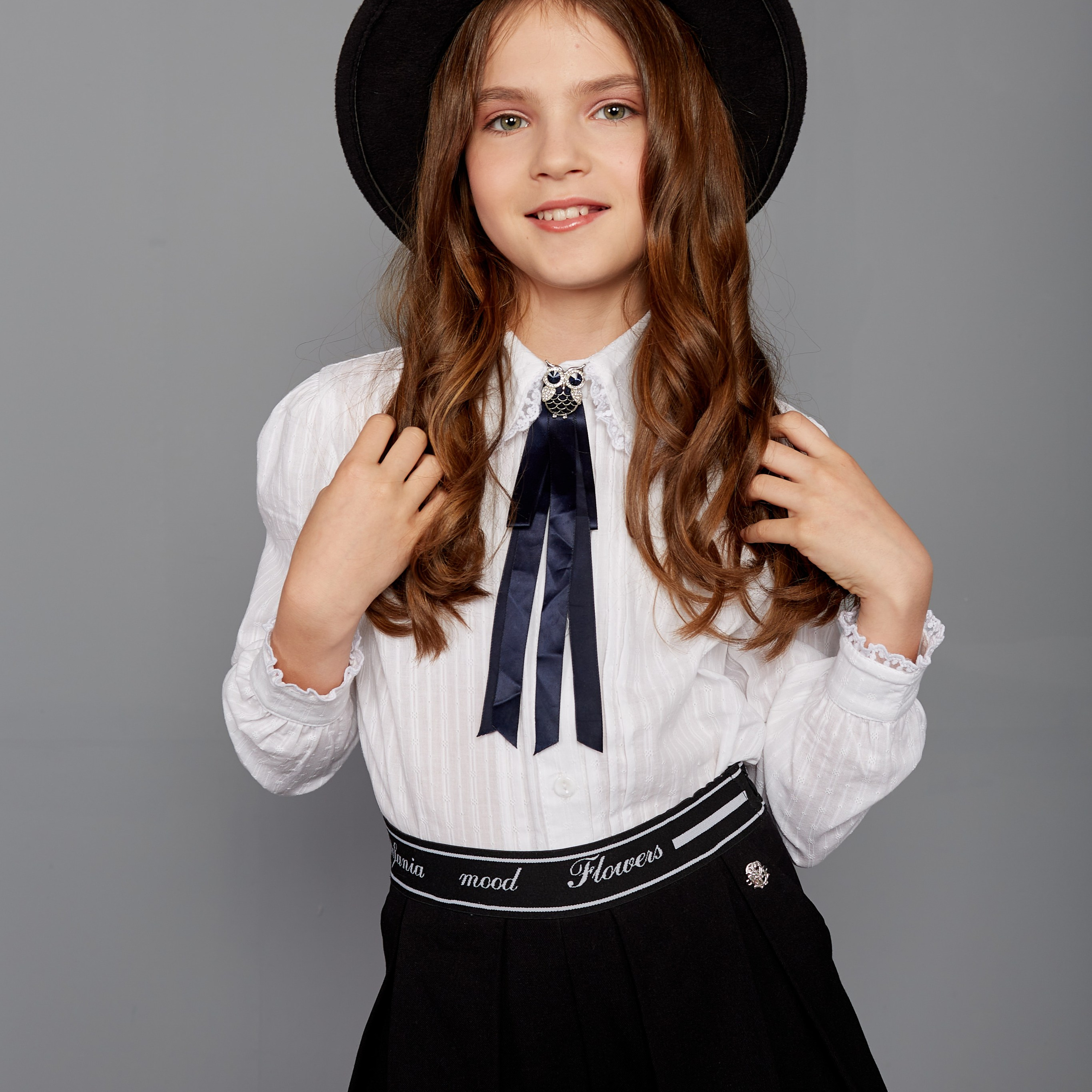 Съемка для маркетплейса девочка  в белой школьной блузке