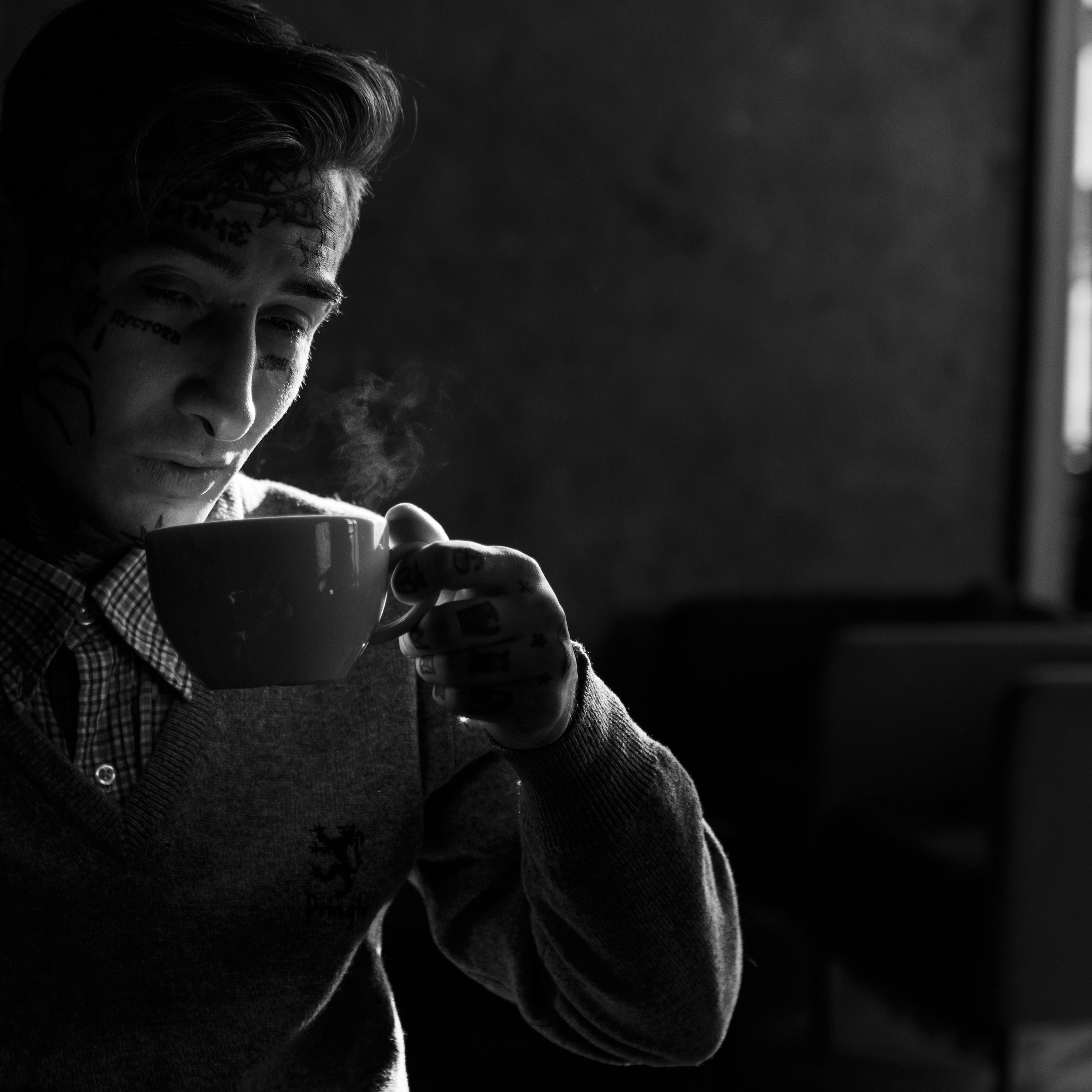 загадочный мужской портрет в контровом свете портретный фотограф Гранкин Александр Санкт-Петербург 