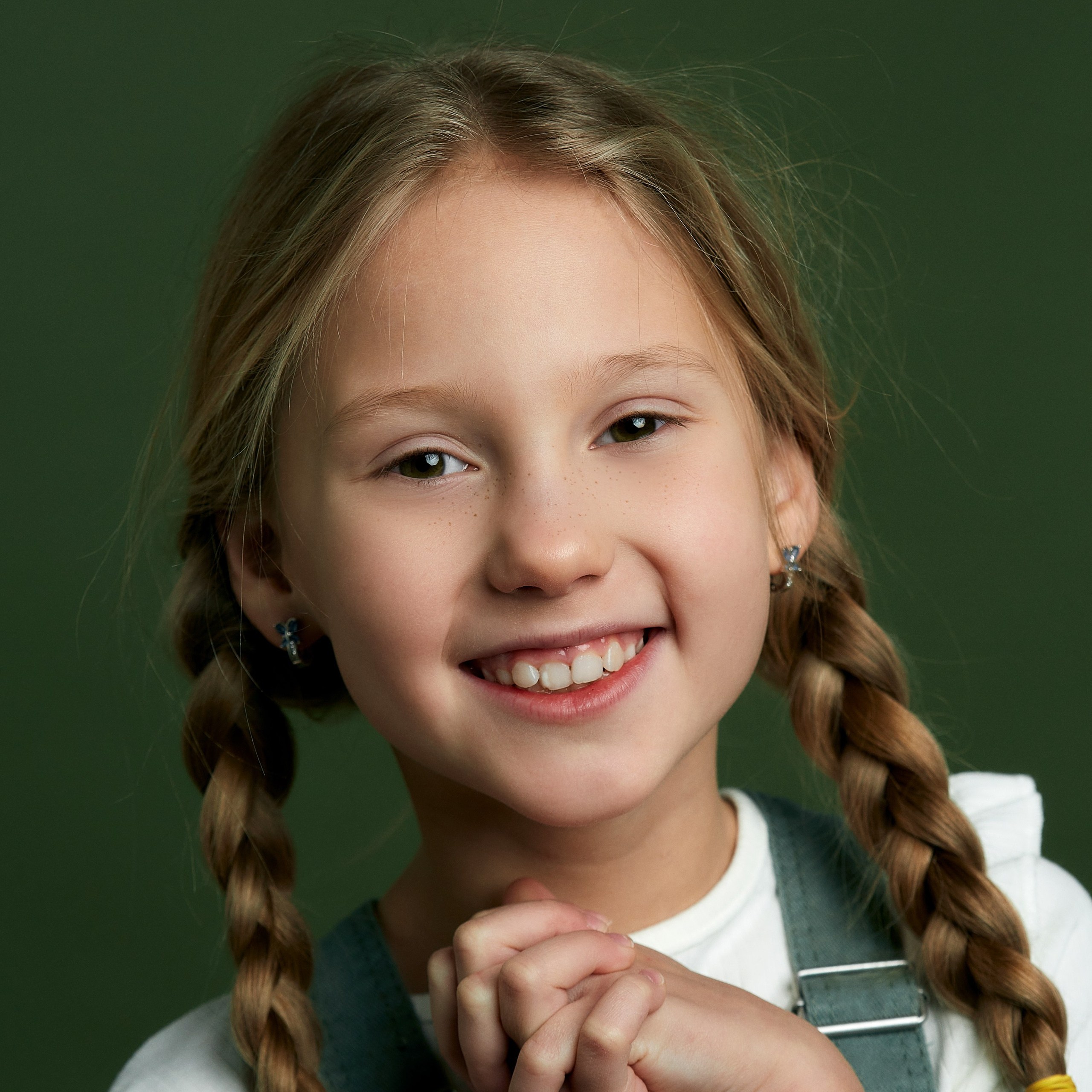 детский портрет на зеленом фоне 