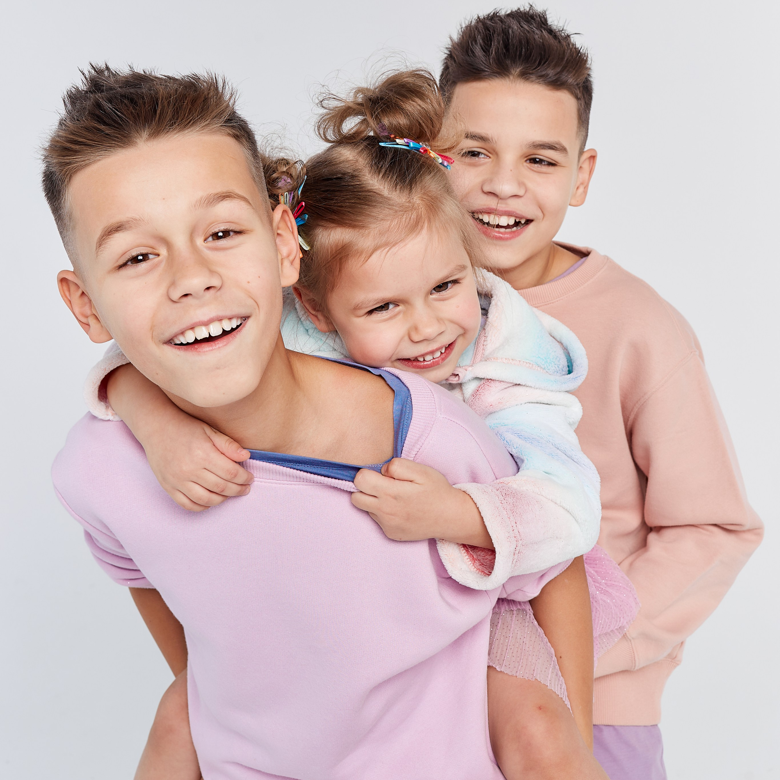 веселые дети братья и сестра детский фотограф Гранкин Александр Санкт-Петербург 