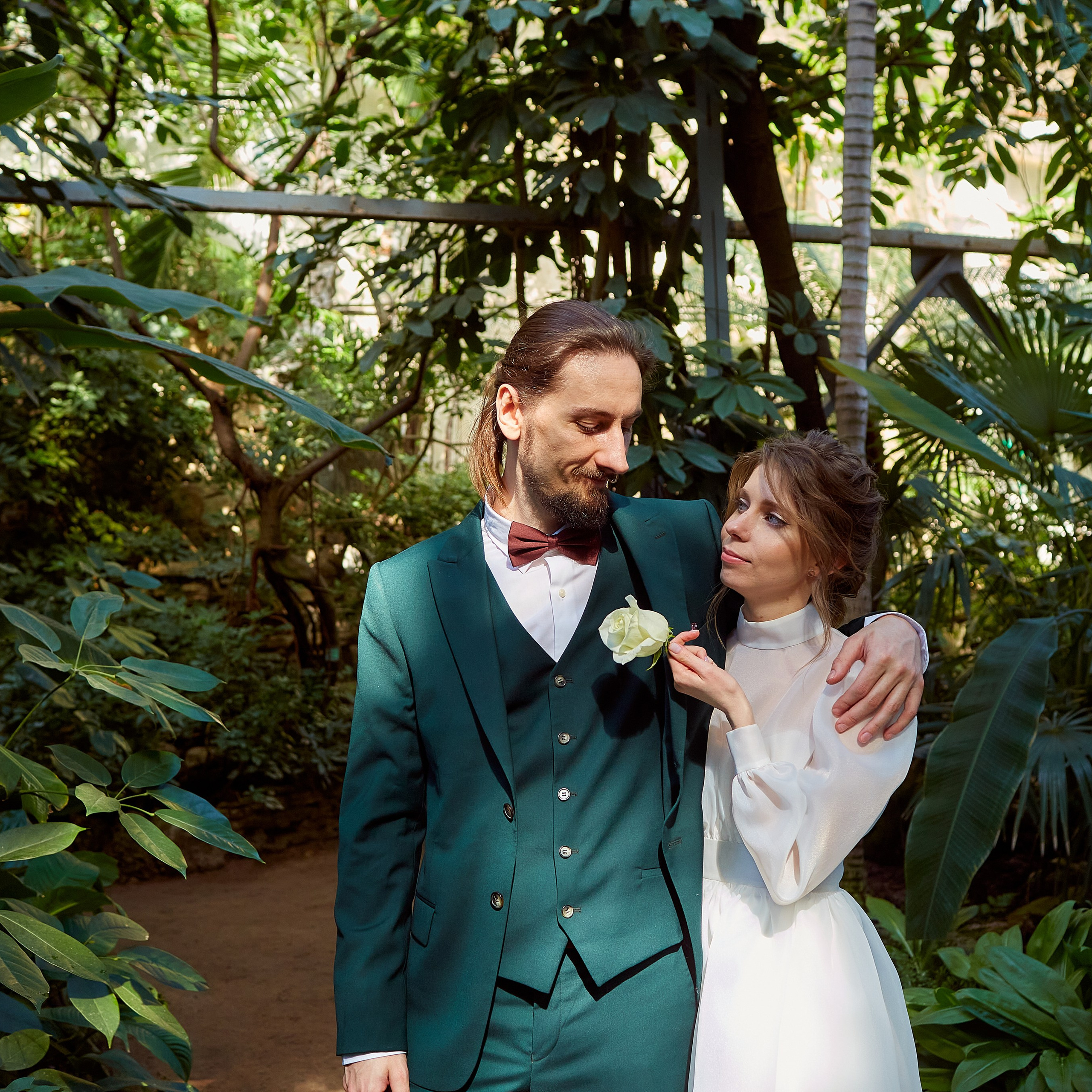 жених и невеста в саду свадебный фотограф Гранкин Александр Санкт-Петербург  