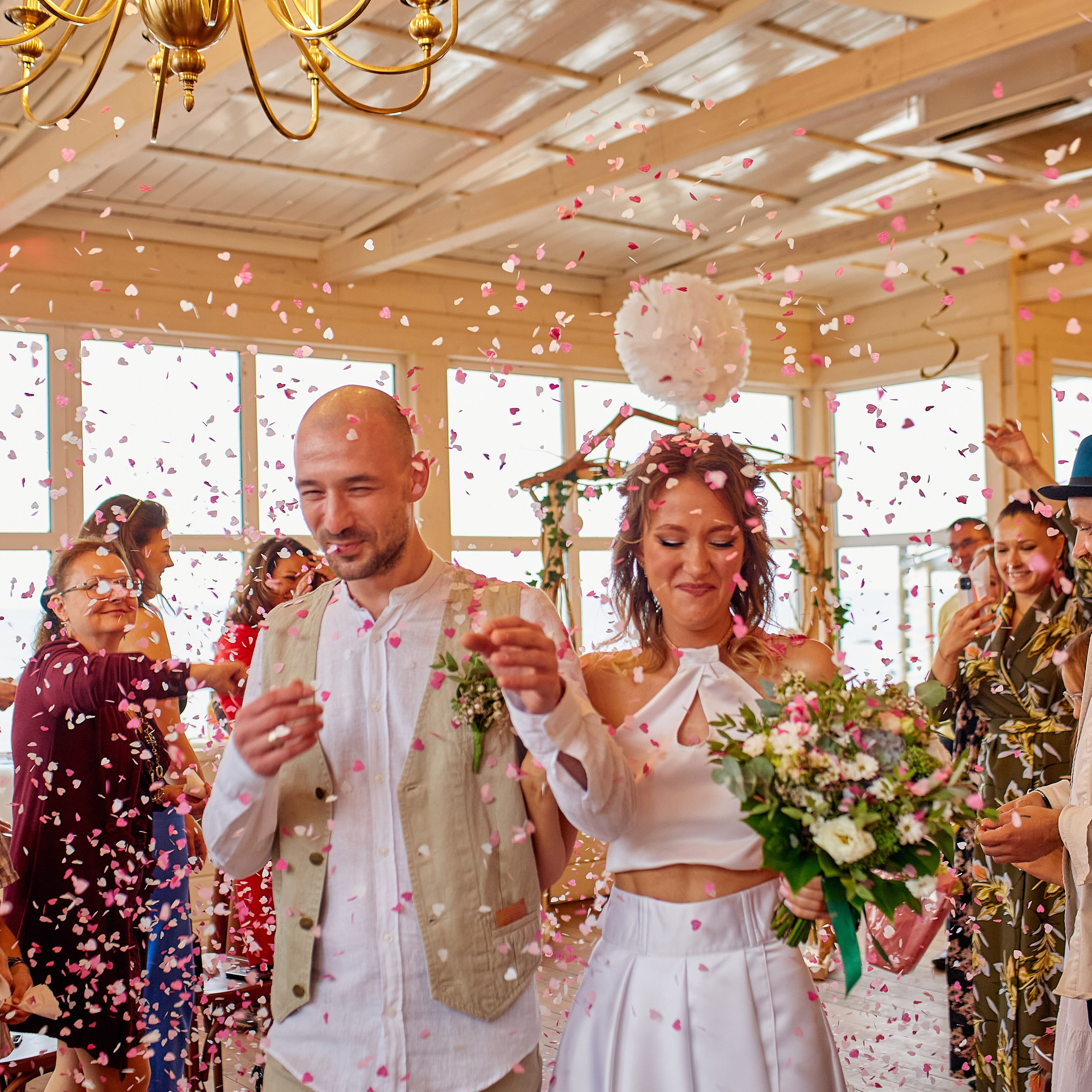 жених и невеста в конфетти свадебный фотограф Гранкин Александр Санкт-Петербург  