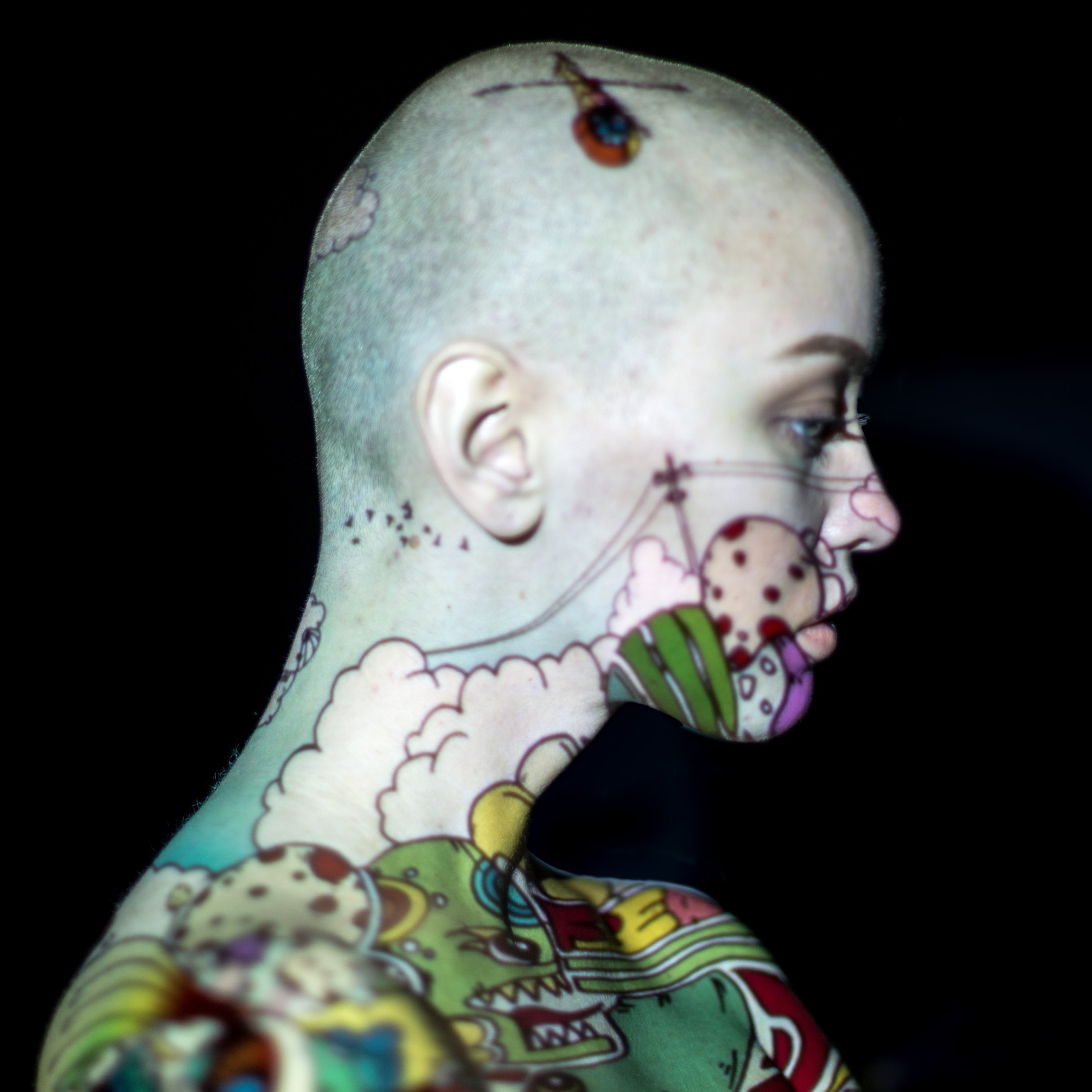 портрет лысой девушки фотосессия с проектором Гранкин Александр Санкт-Петербург  