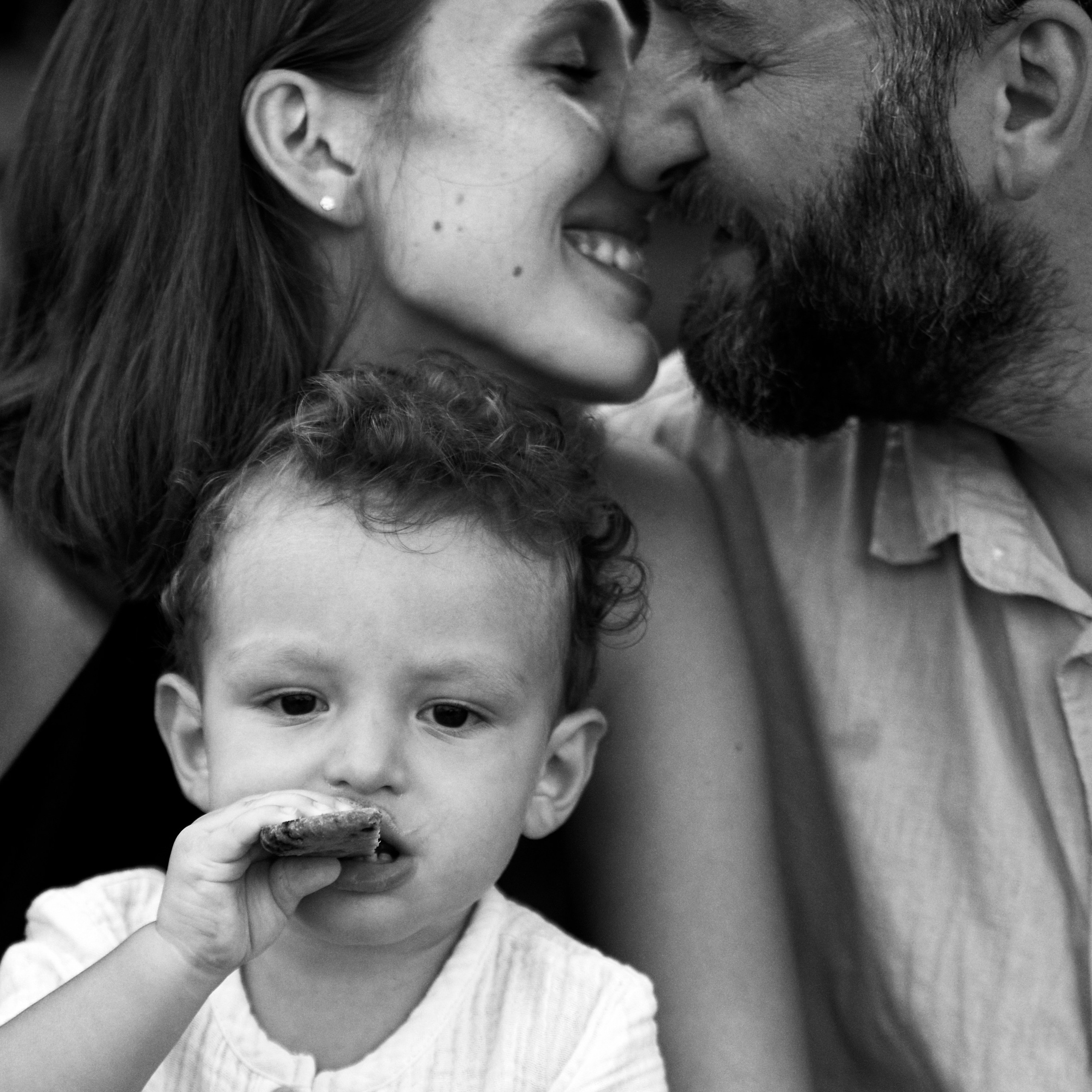 малыш на фоне родителей  семейный  фотограф Гранкин Александр Санкт-Петербург 