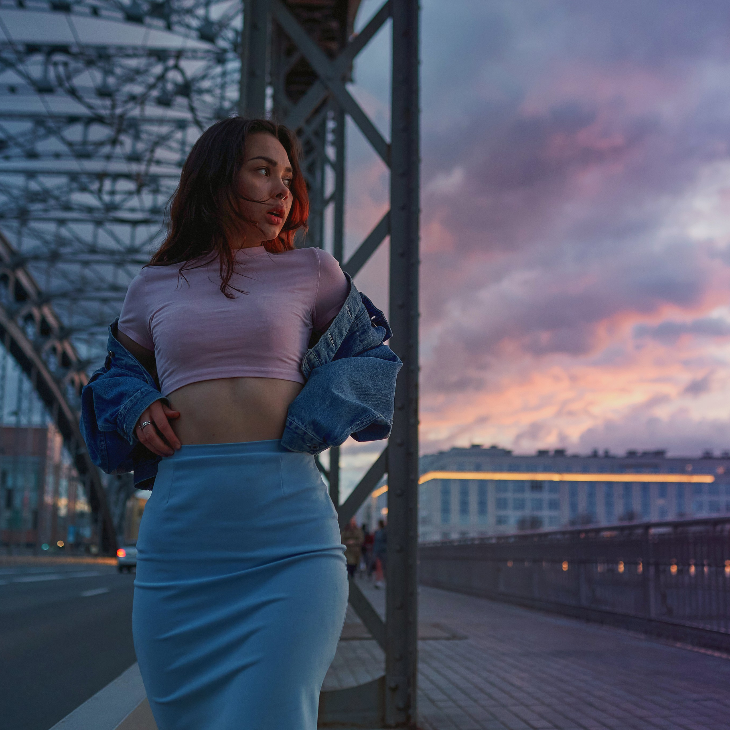 девушка на мосту и красивый закат в пастельных тонах 