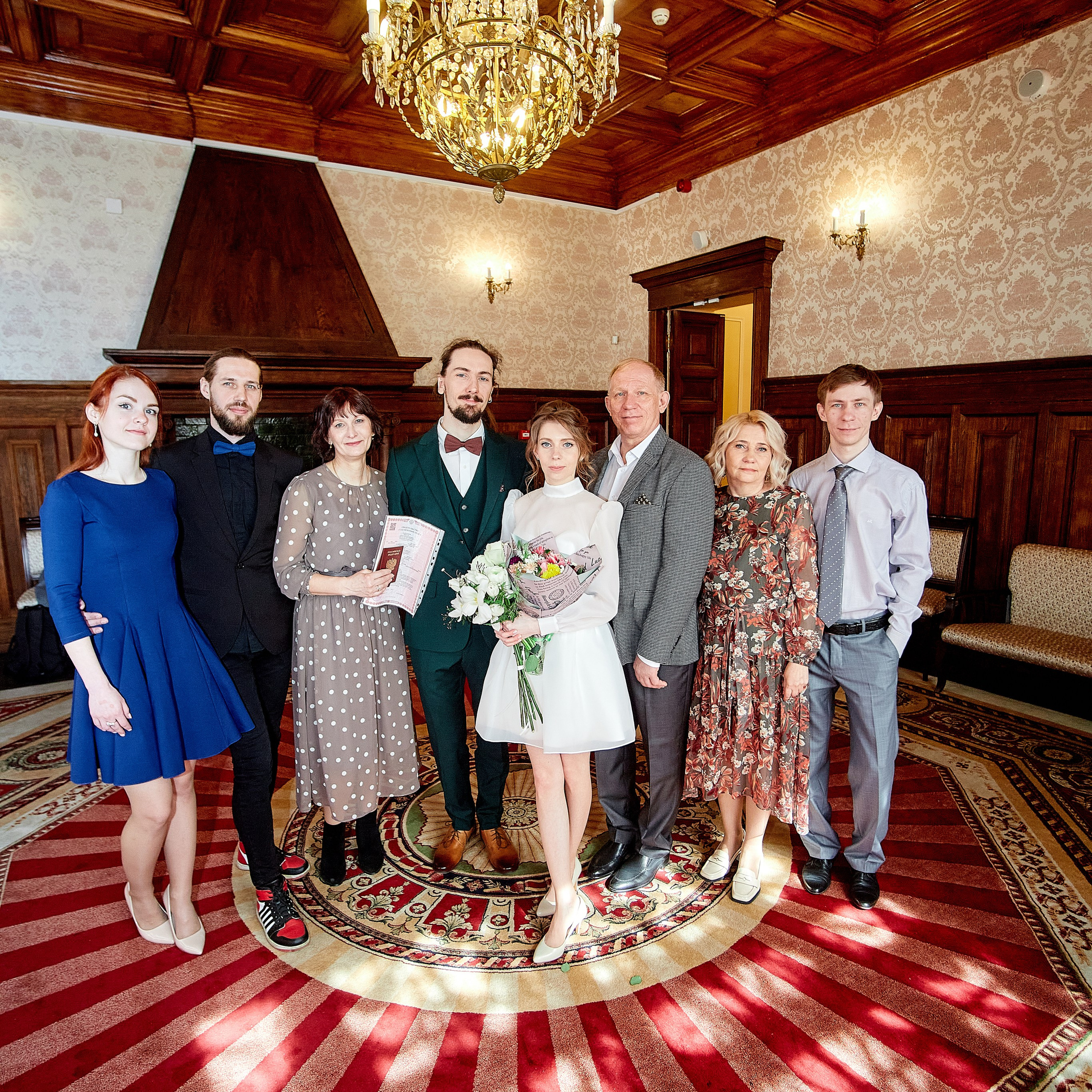 гости с молодоженами  во дворце бракосочетания свадебный фотограф Гранкин Александр Санкт-Петербург  