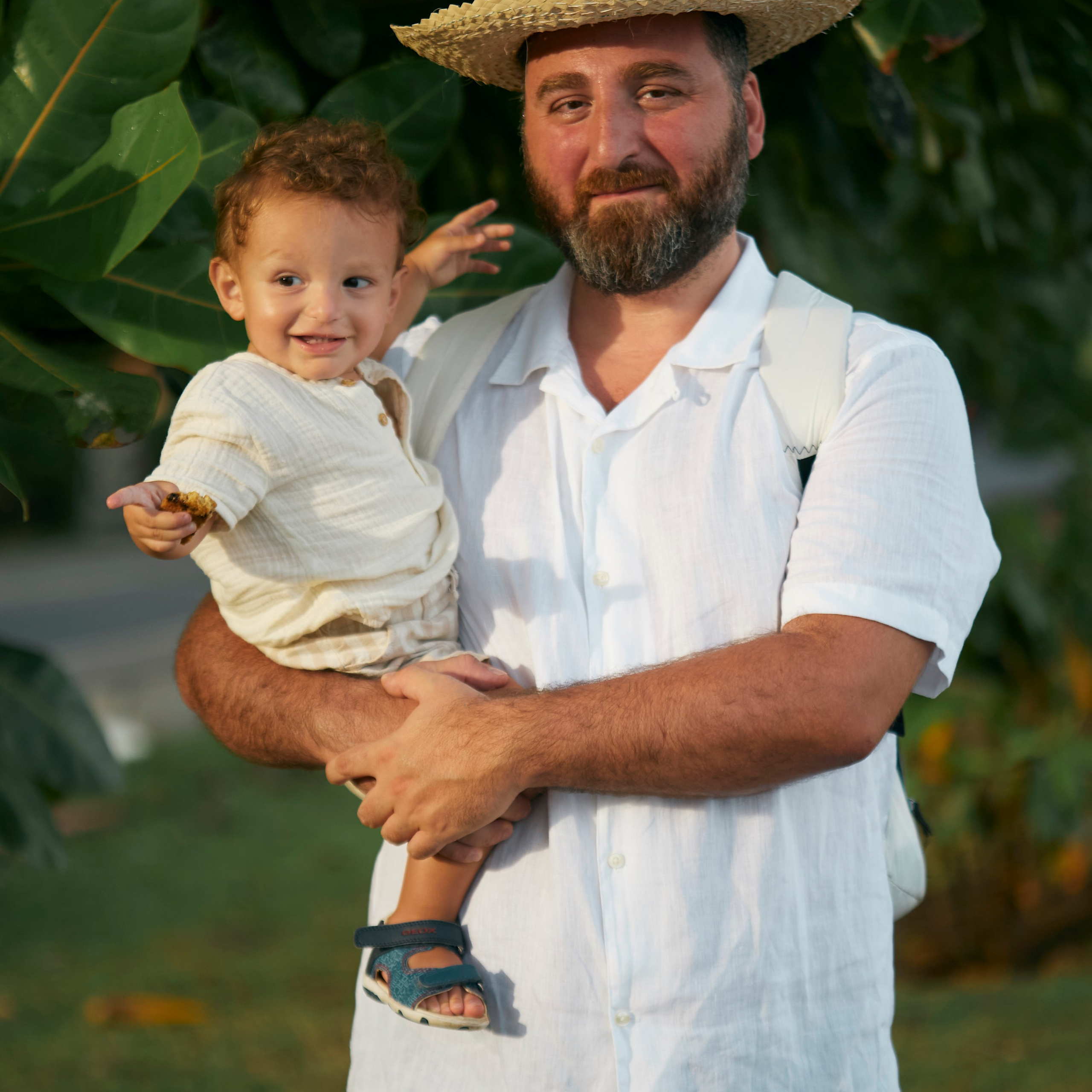 папа в шляпе держит на руках сына  семейный  фотограф Гранкин Александр Санкт-Петербург 