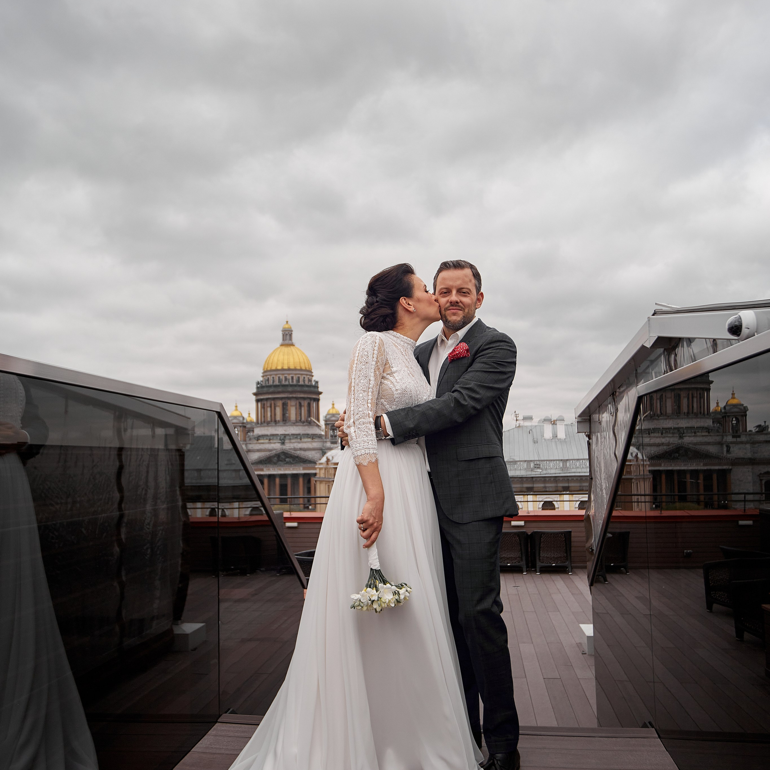 молодожены на крыше  фотограф свадьбы в Питере Гранкин  