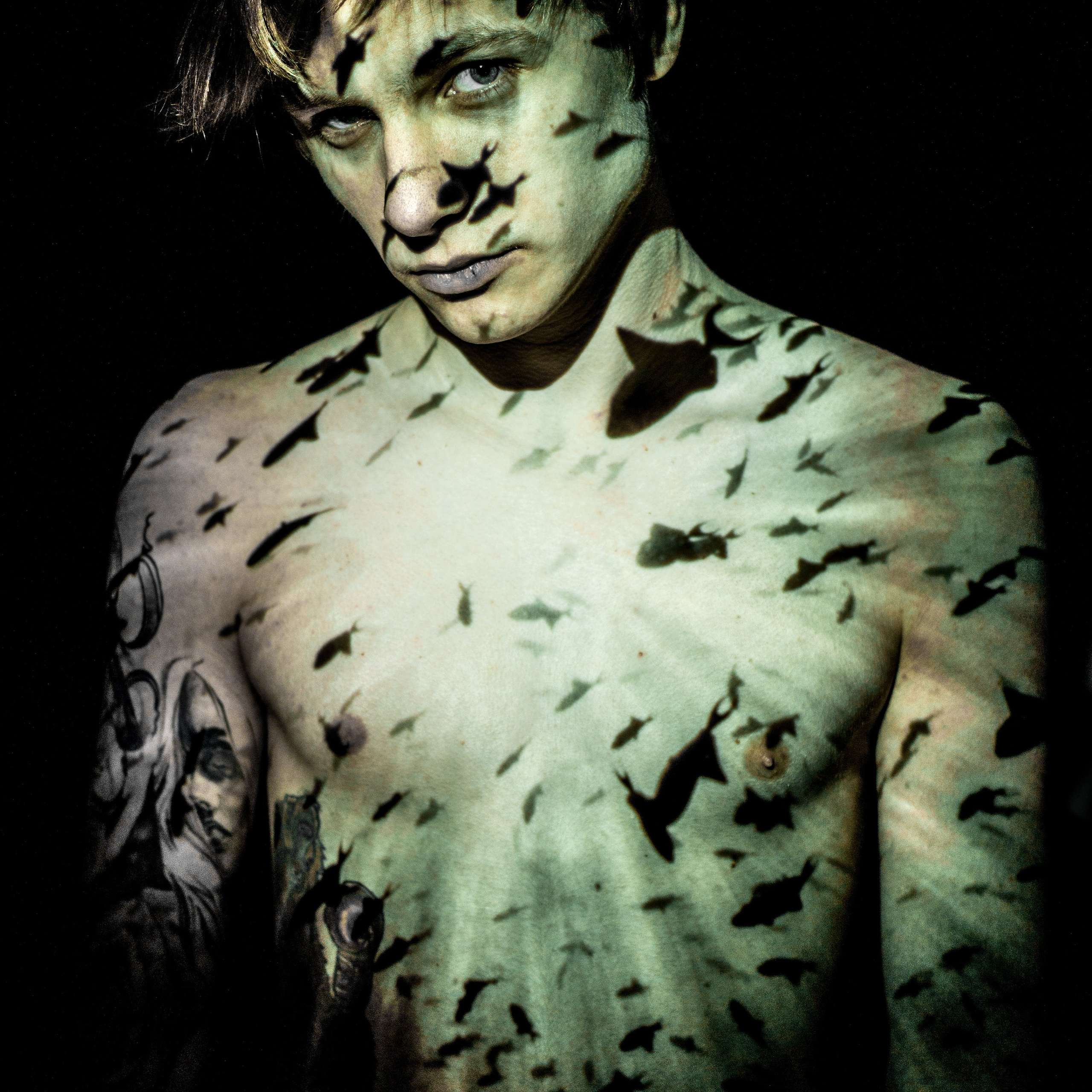 мистический  мужской портрет фотосессия с проектором Гранкин Александр Санкт-Петербург  