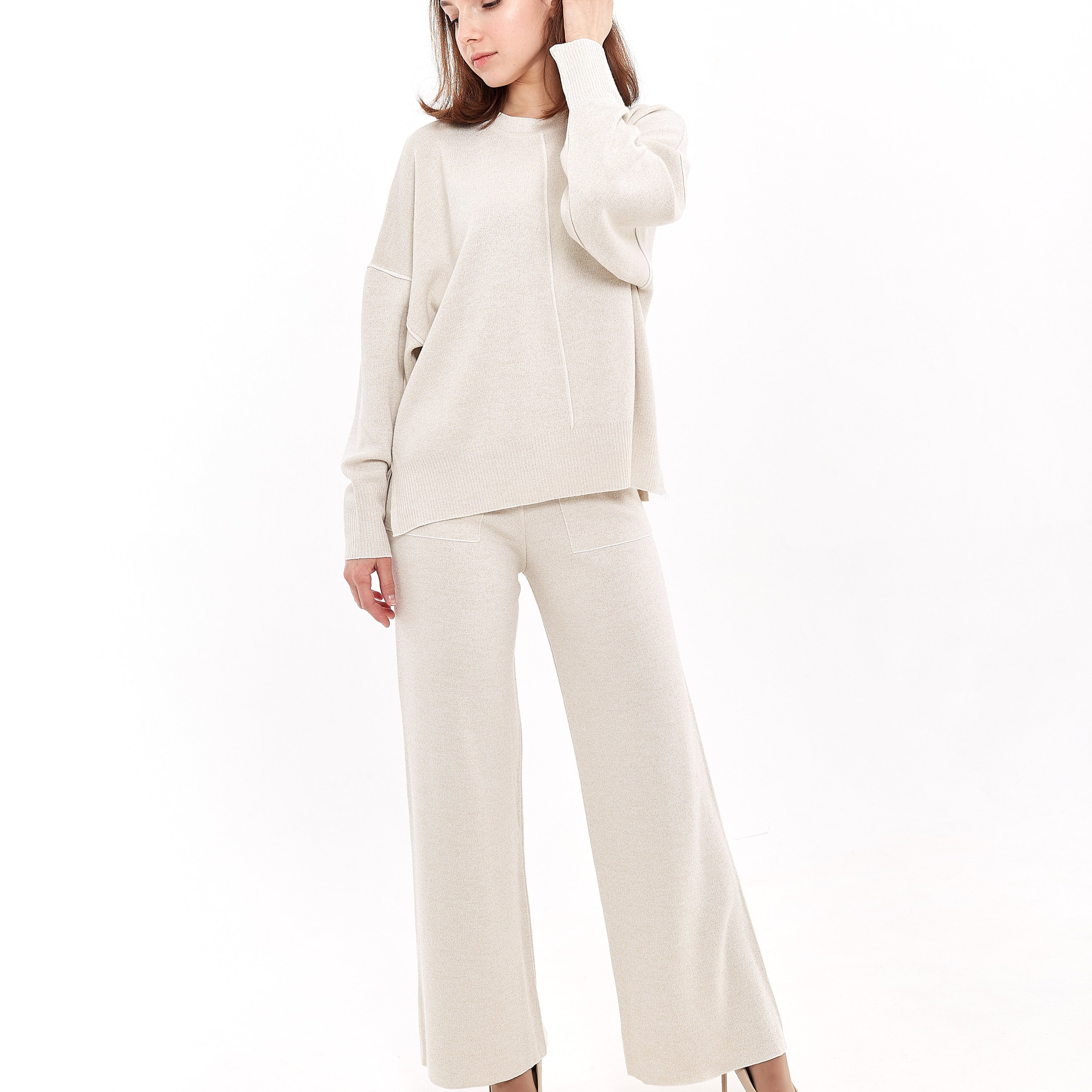 Съемка для маркетплейса девушка в белом костюме,полный рост на белом фоне