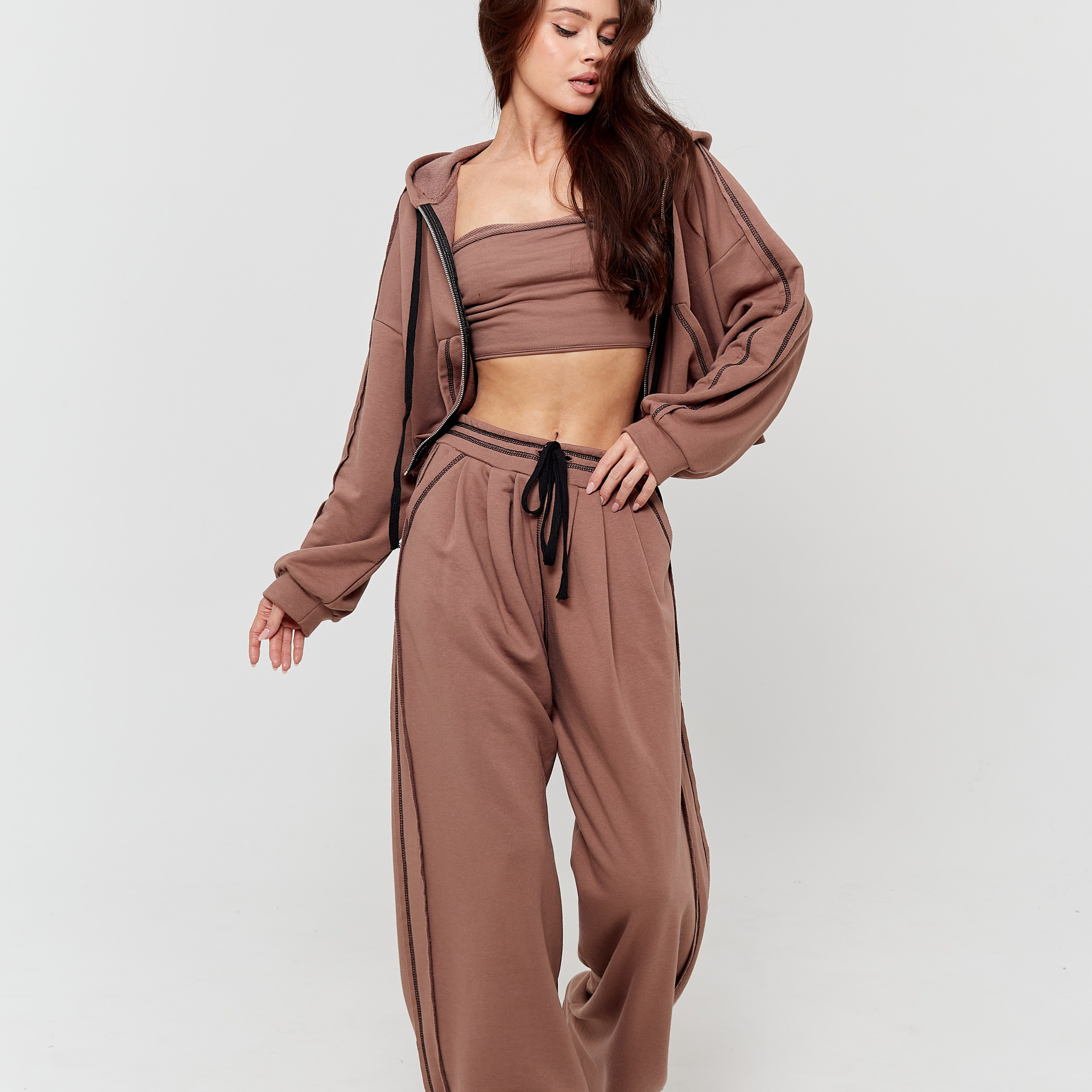 Съемка для маркетплейса девушка модель в спортивном костюме 