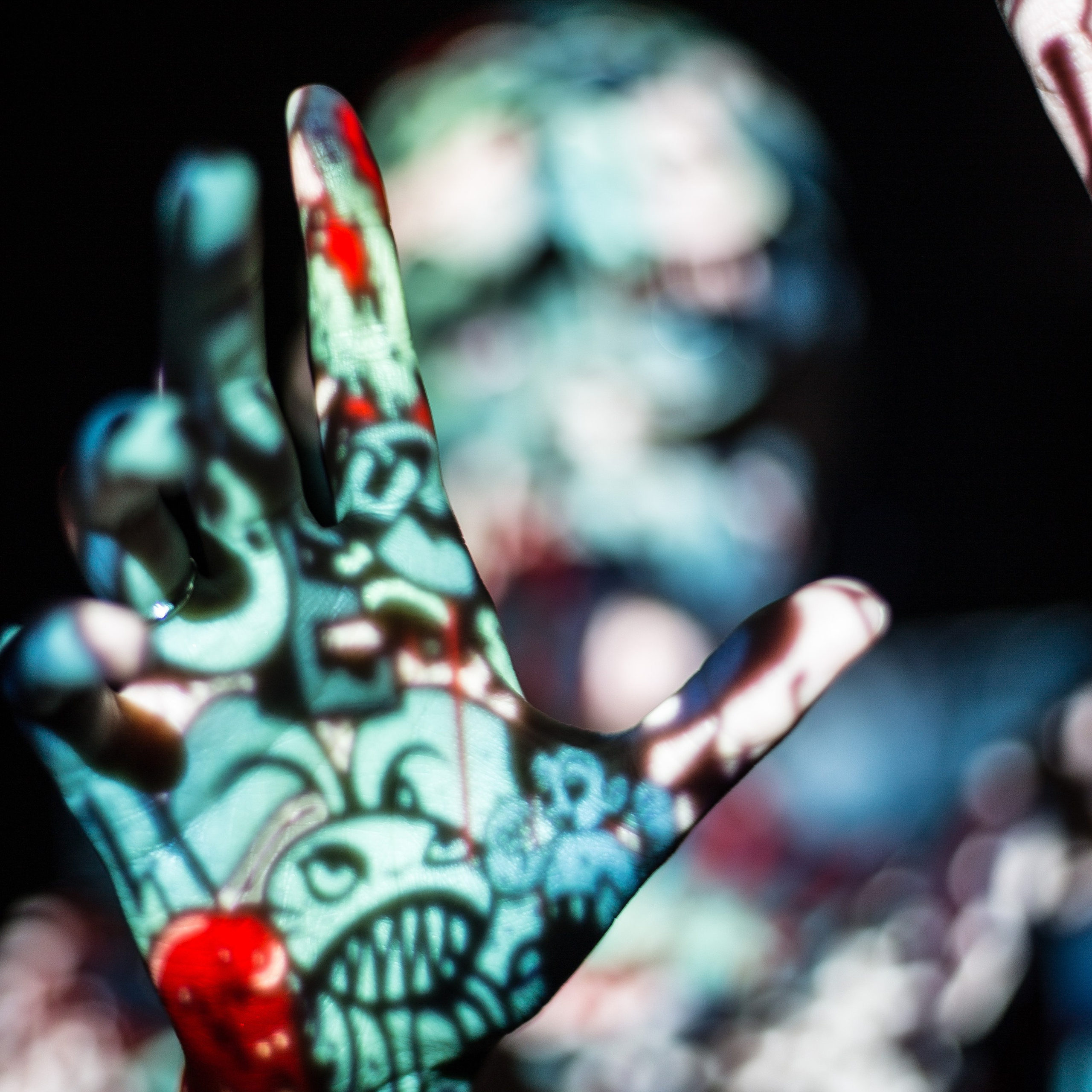 руки украшены рисунками фотосессия с проектором Гранкин Александр Санкт-Петербург  