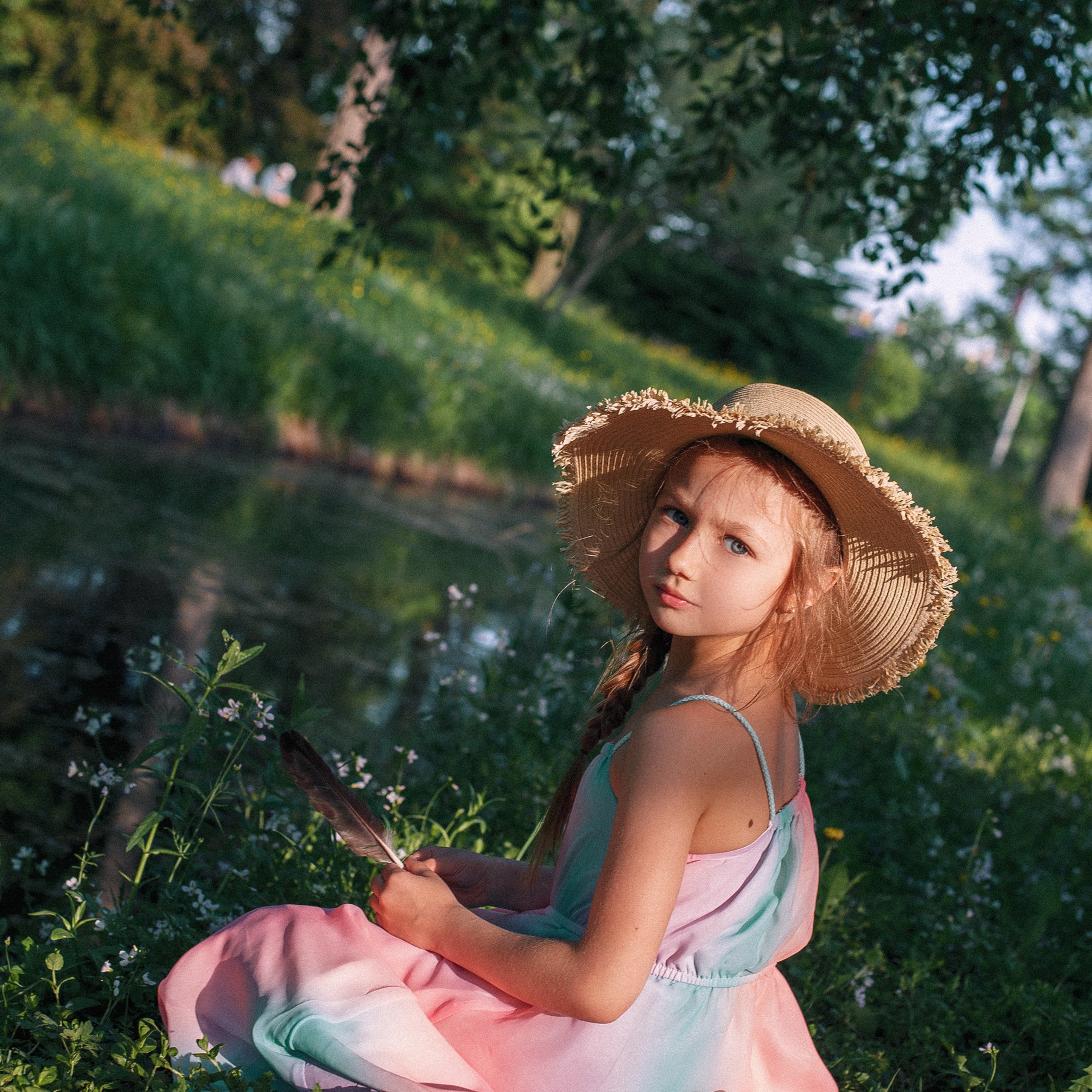девочка в шляпке на берегу реки летом детский фотограф Гранкин Александр Санкт-Петербург 