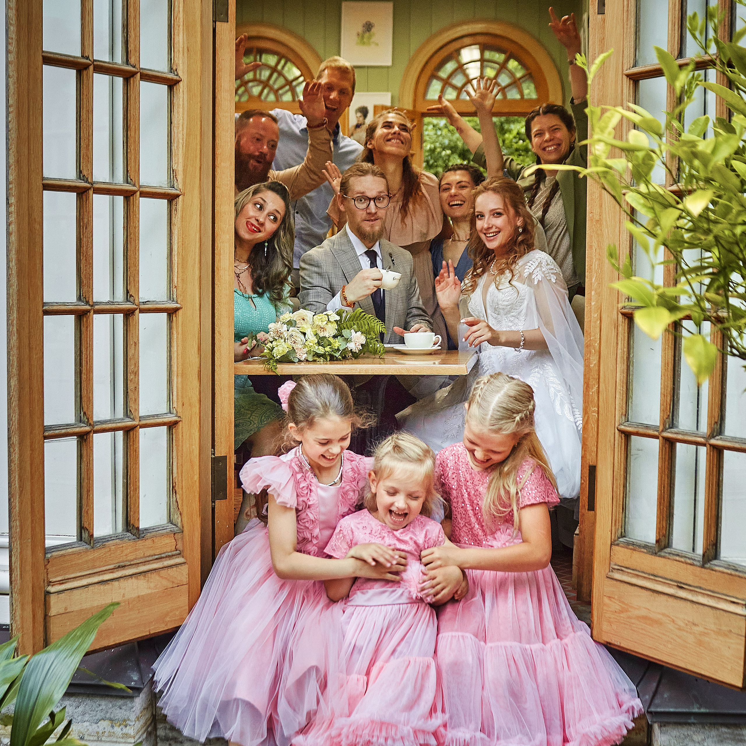 фото гостей в летнем саду свадебный фотограф Гранкин Александр Санкт-Петербург  