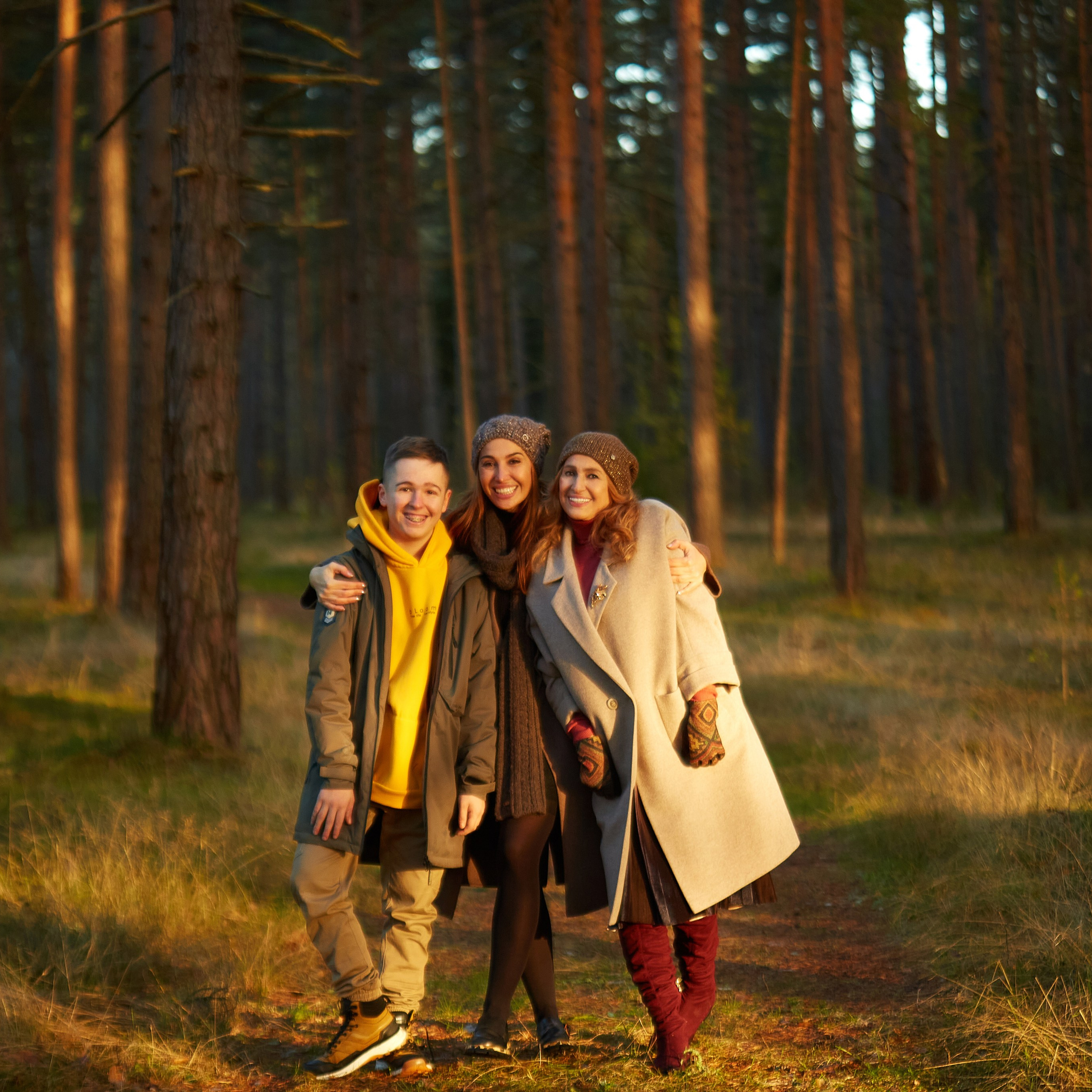 прогулка всей семьей в сосновом лесу лен области семейный  фотограф Гранкин Александр Санкт-Петербург 