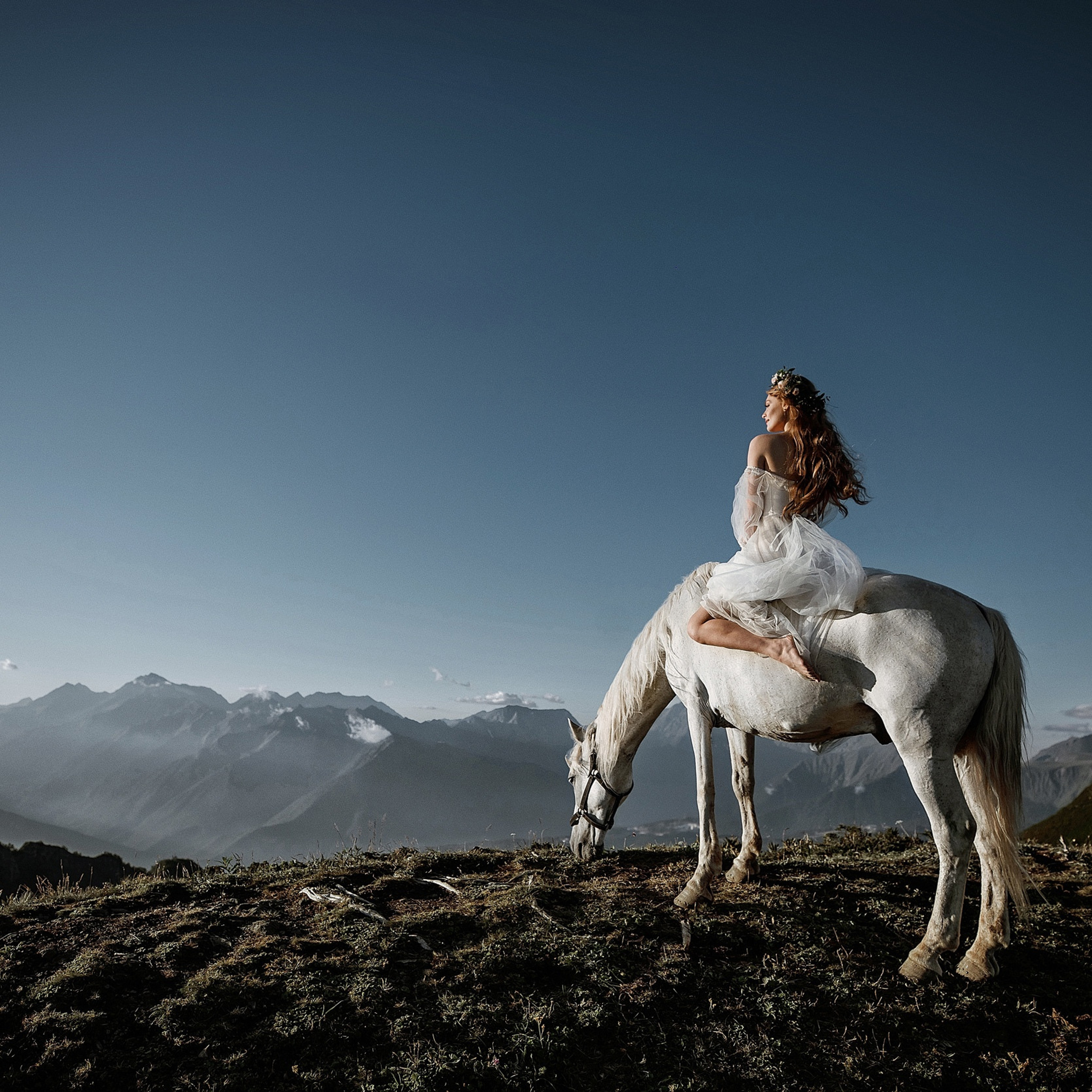 Невеста на лошади в горах