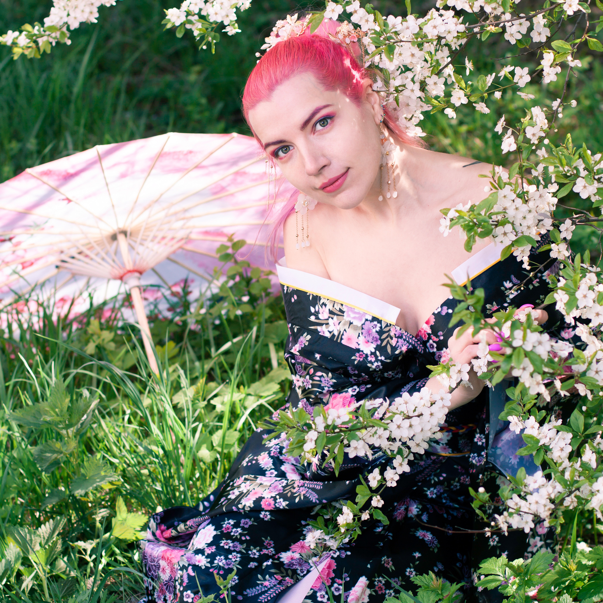 У вишни. Ксюша и Эльвира. Артем Ершов. Фотограф, Тверь