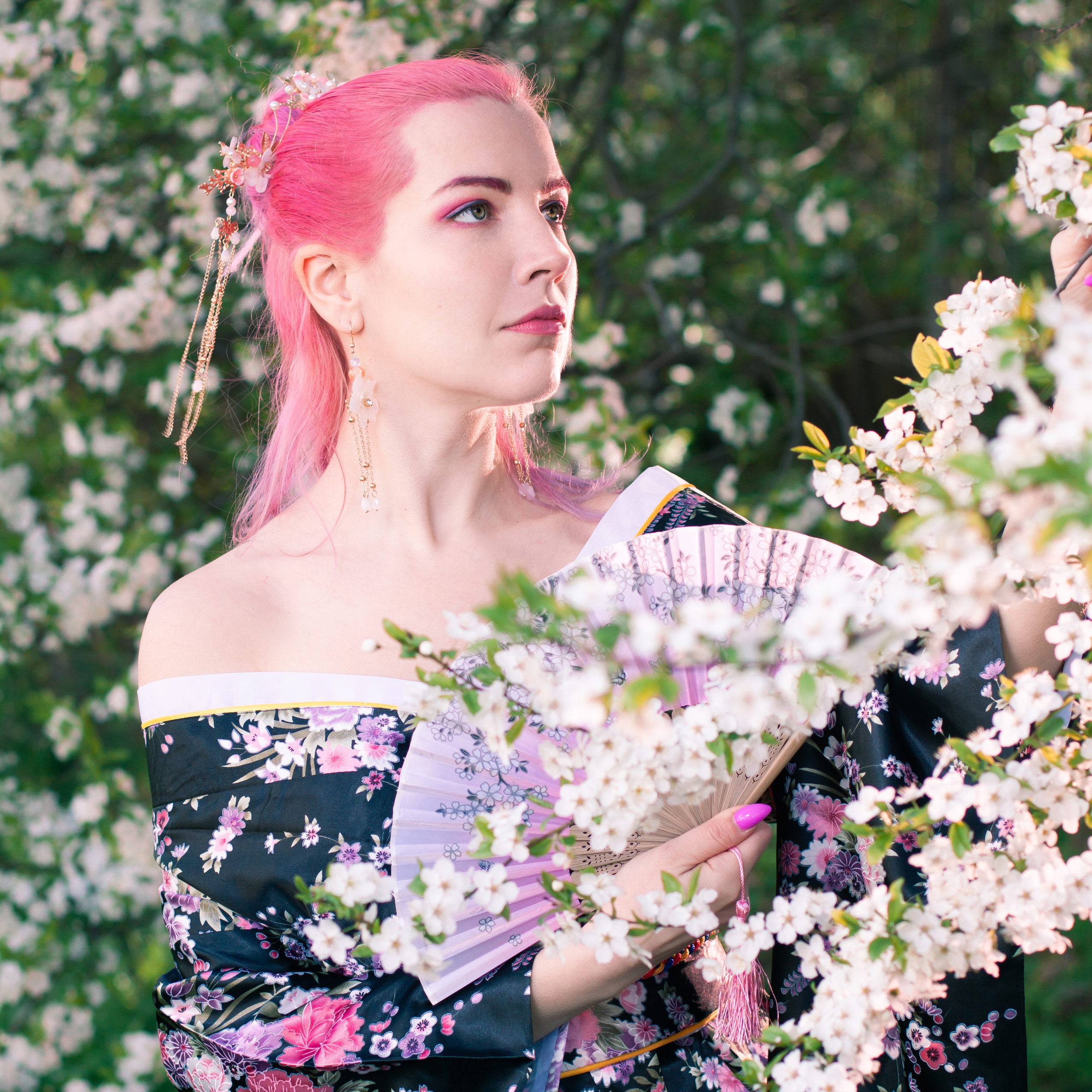 У вишни. Ксюша и Эльвира. Артем Ершов. Фотограф, Тверь