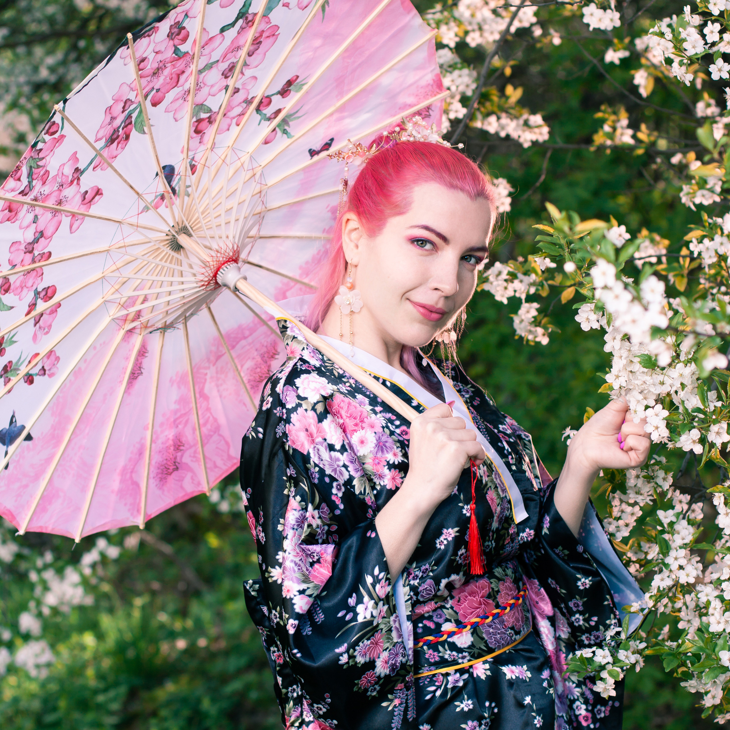 У вишни. Ксюша и Эльвира. Артем Ершов. Фотограф, Тверь