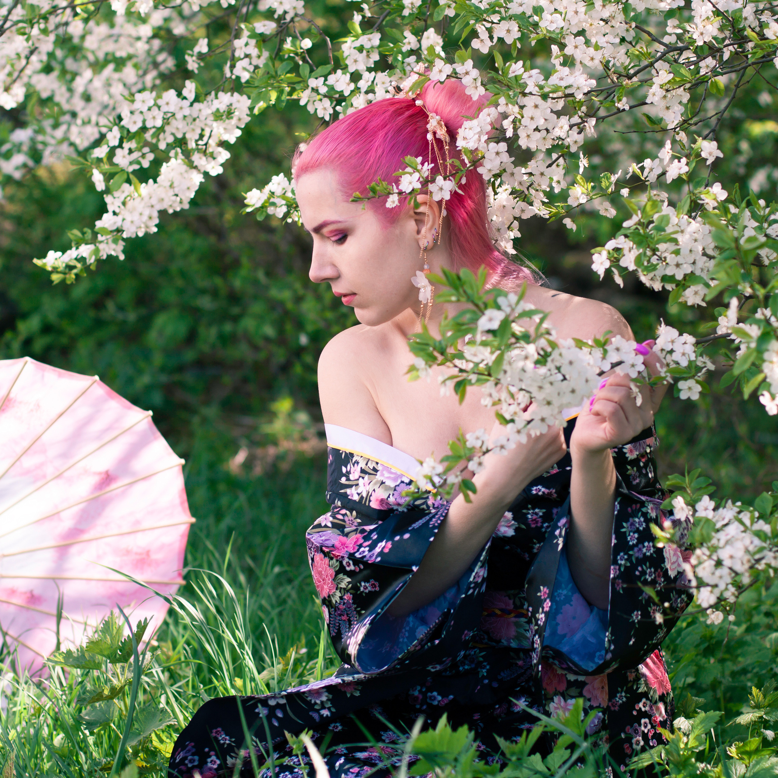 У вишни. Ксюша и Эльвира. Артем Ершов. Фотограф, Тверь