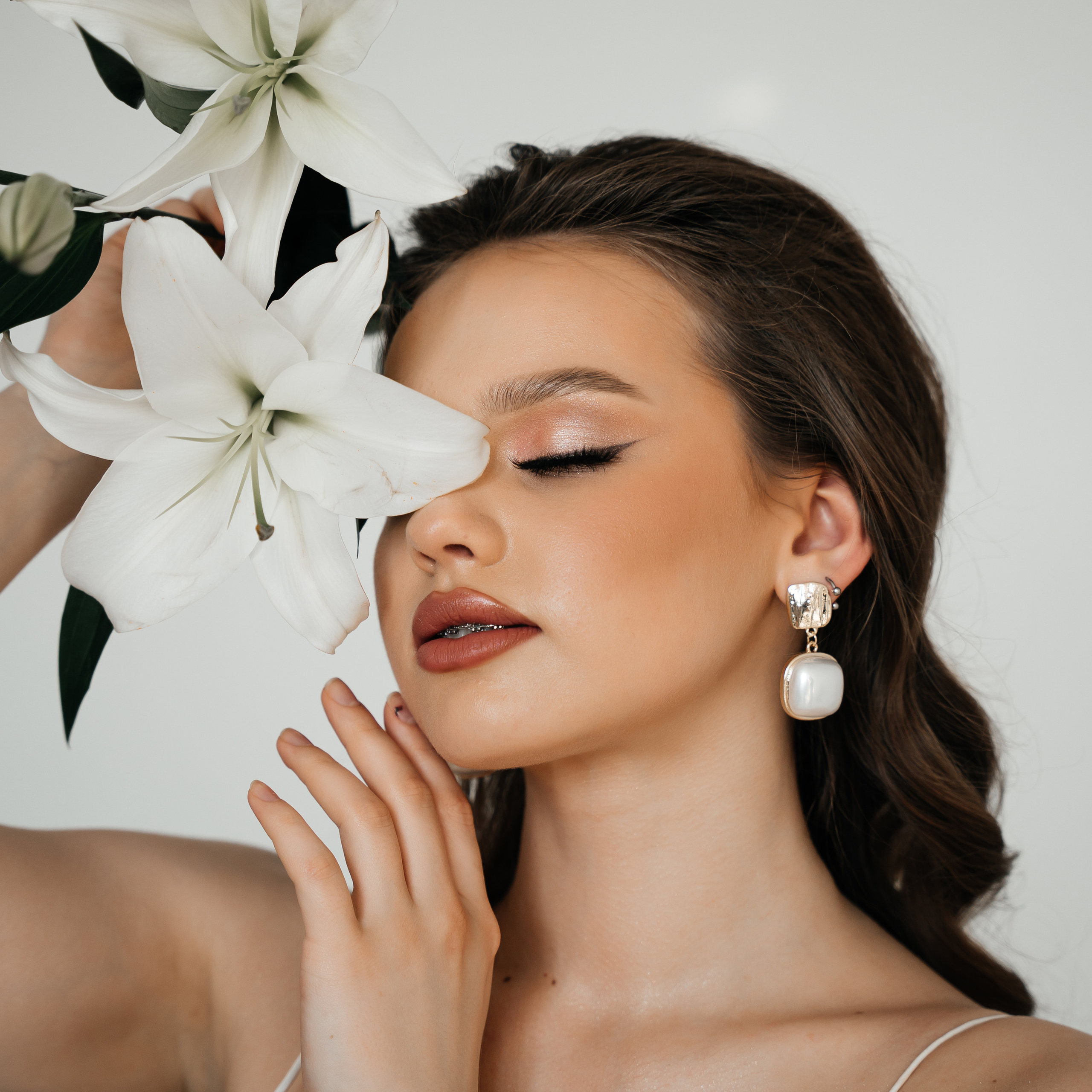 ЛИЛИИ И НЕВЕСТА