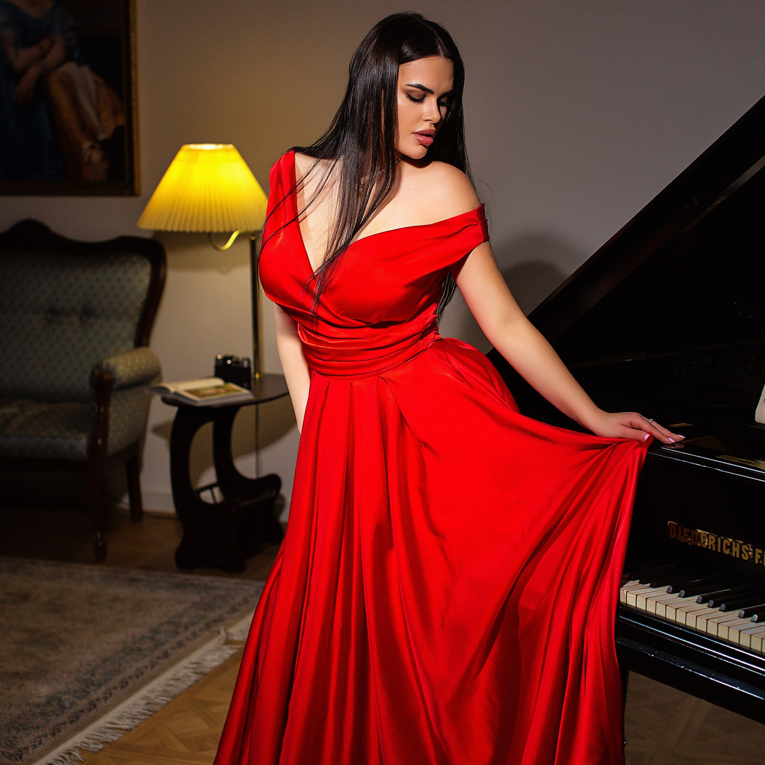 КРАСНОЕ ПЛАТЬЕ