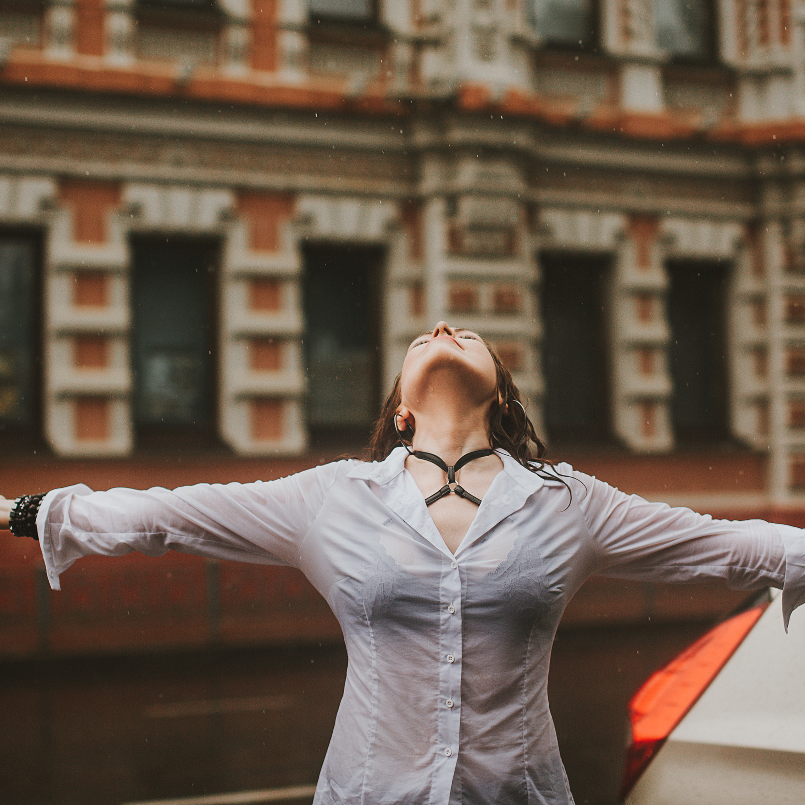 Под дождём…