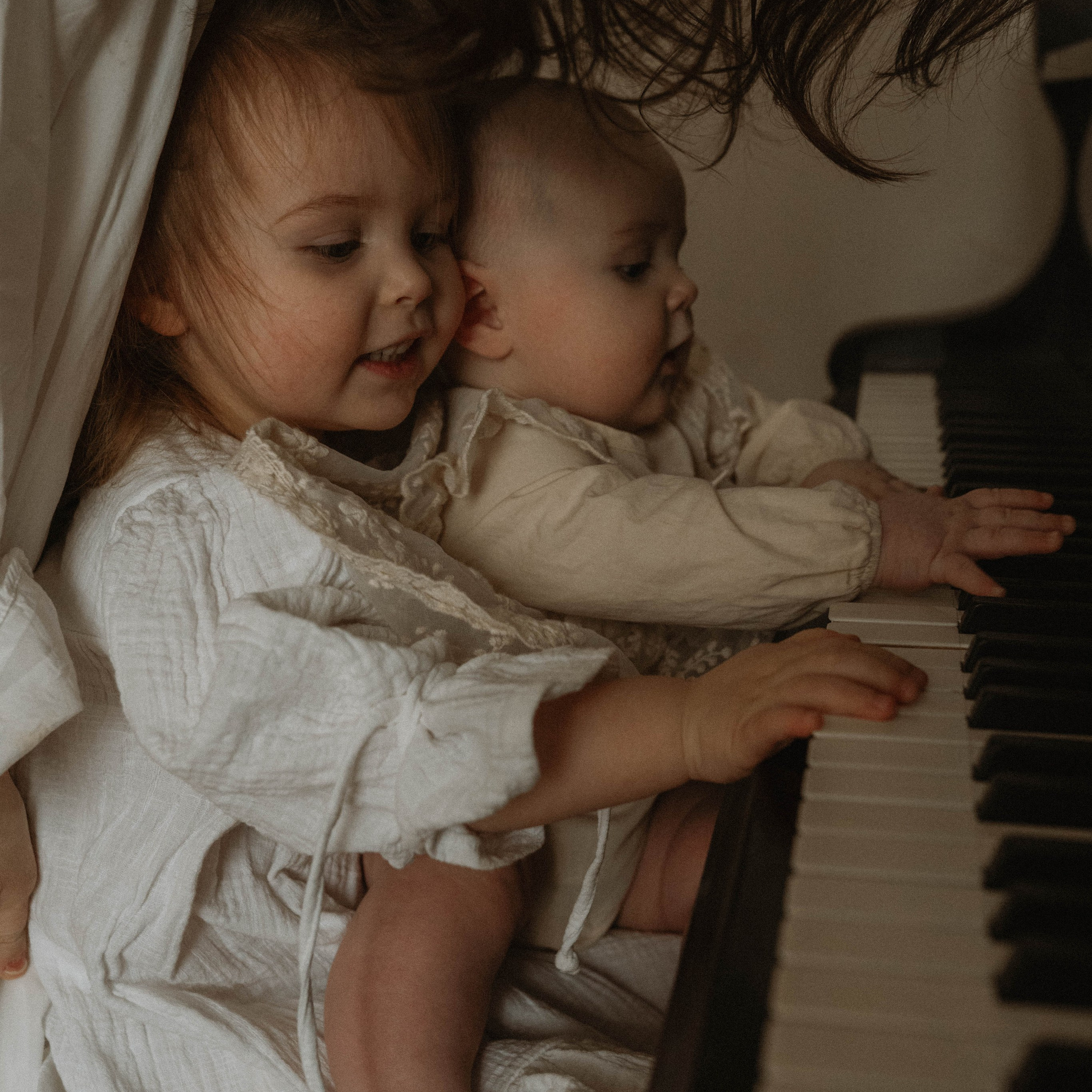 Вика, Адель и Анисия