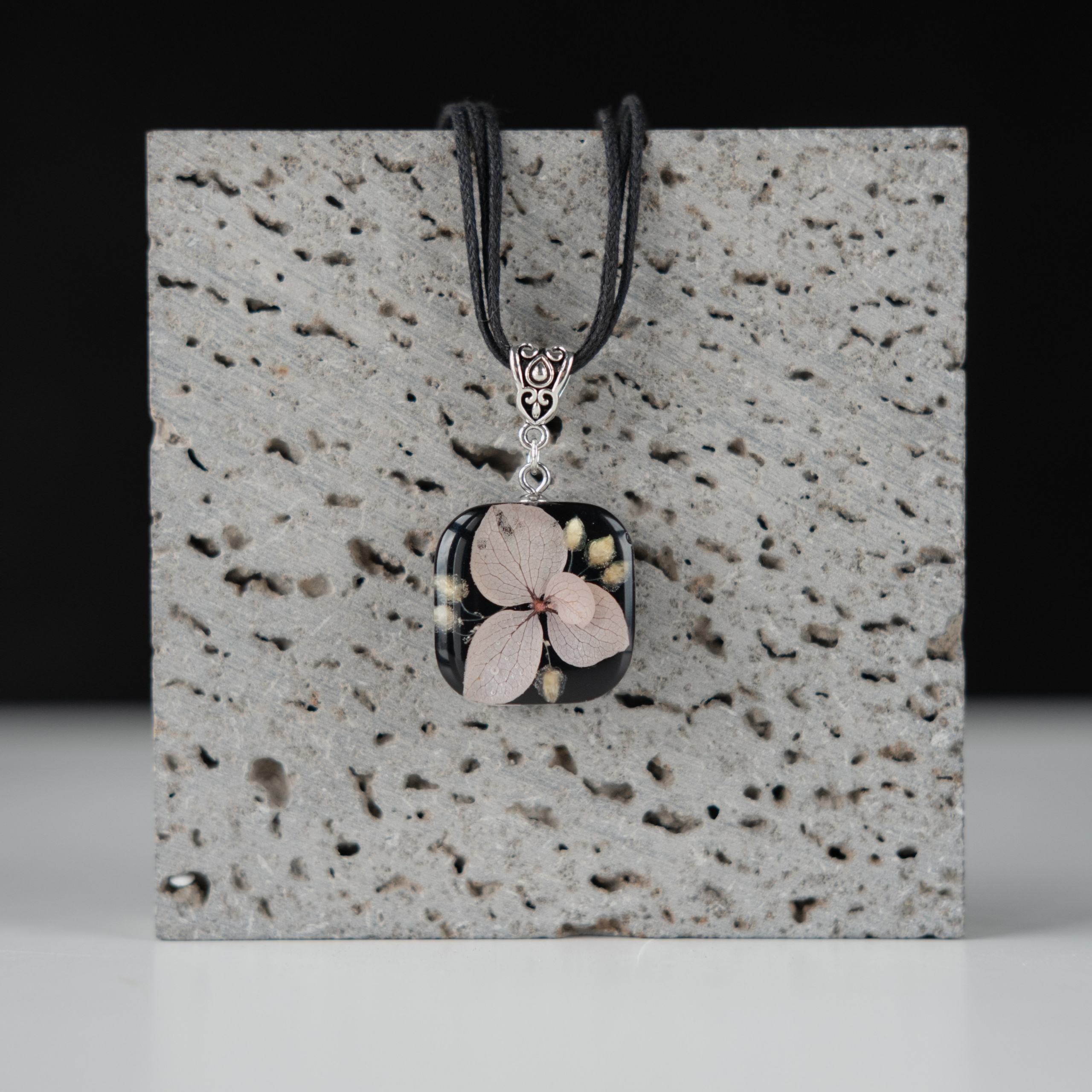 Украшения из эпоксидной смолы. Фотосессии на маркетплейсы