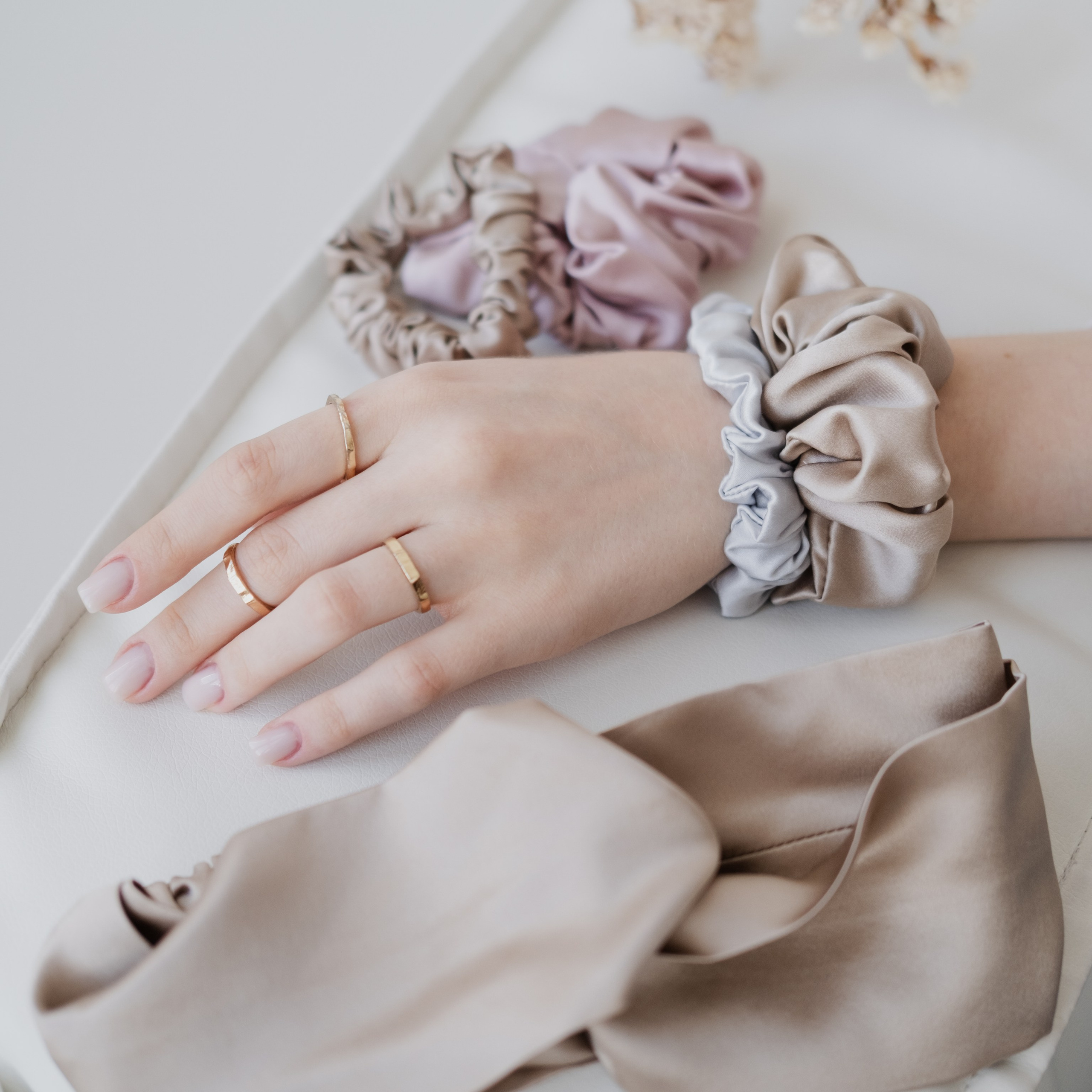 Шелковые резинки для волос. Фотосессии на маркетплейсы