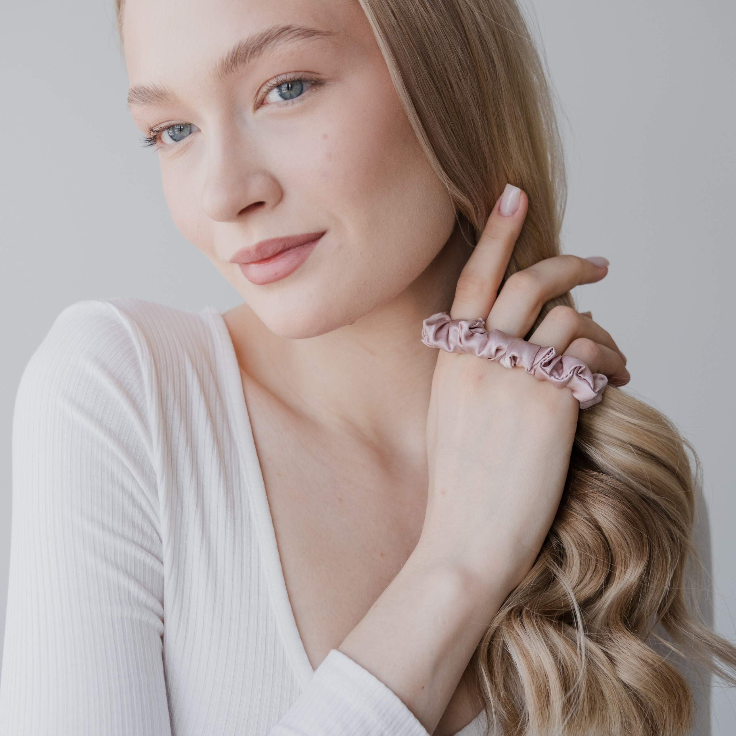 Шелковые резинки для волос. Фотосессии на маркетплейсы