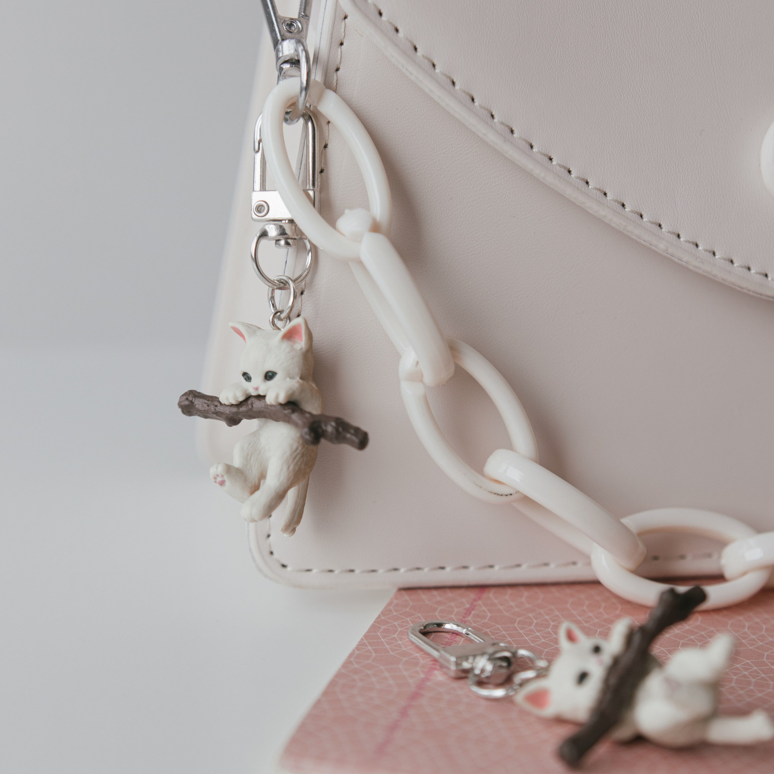 Брелки и броши. Фотосессии на маркетплейсы