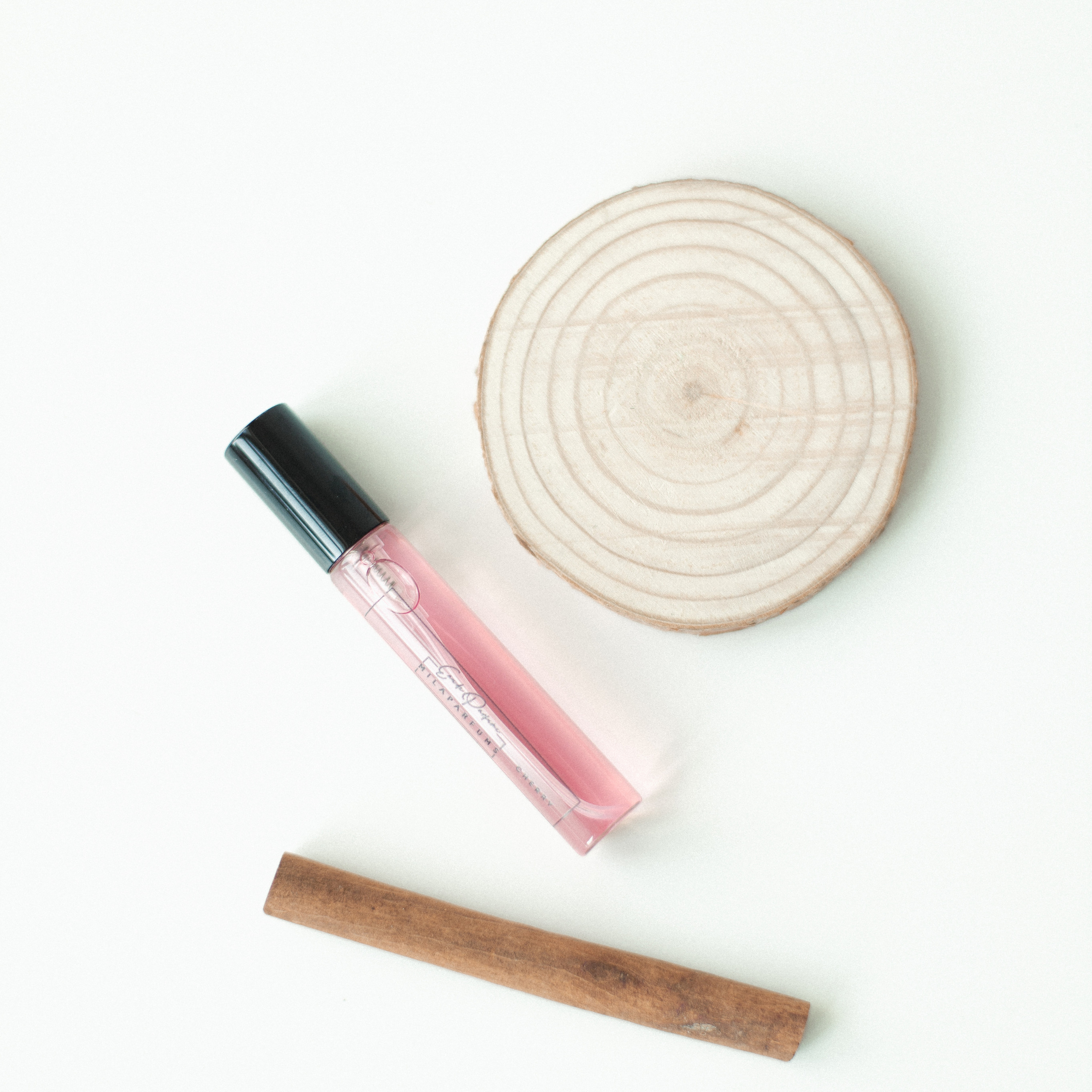 Парфюмы Мила. Фотосессии на маркетплейсы