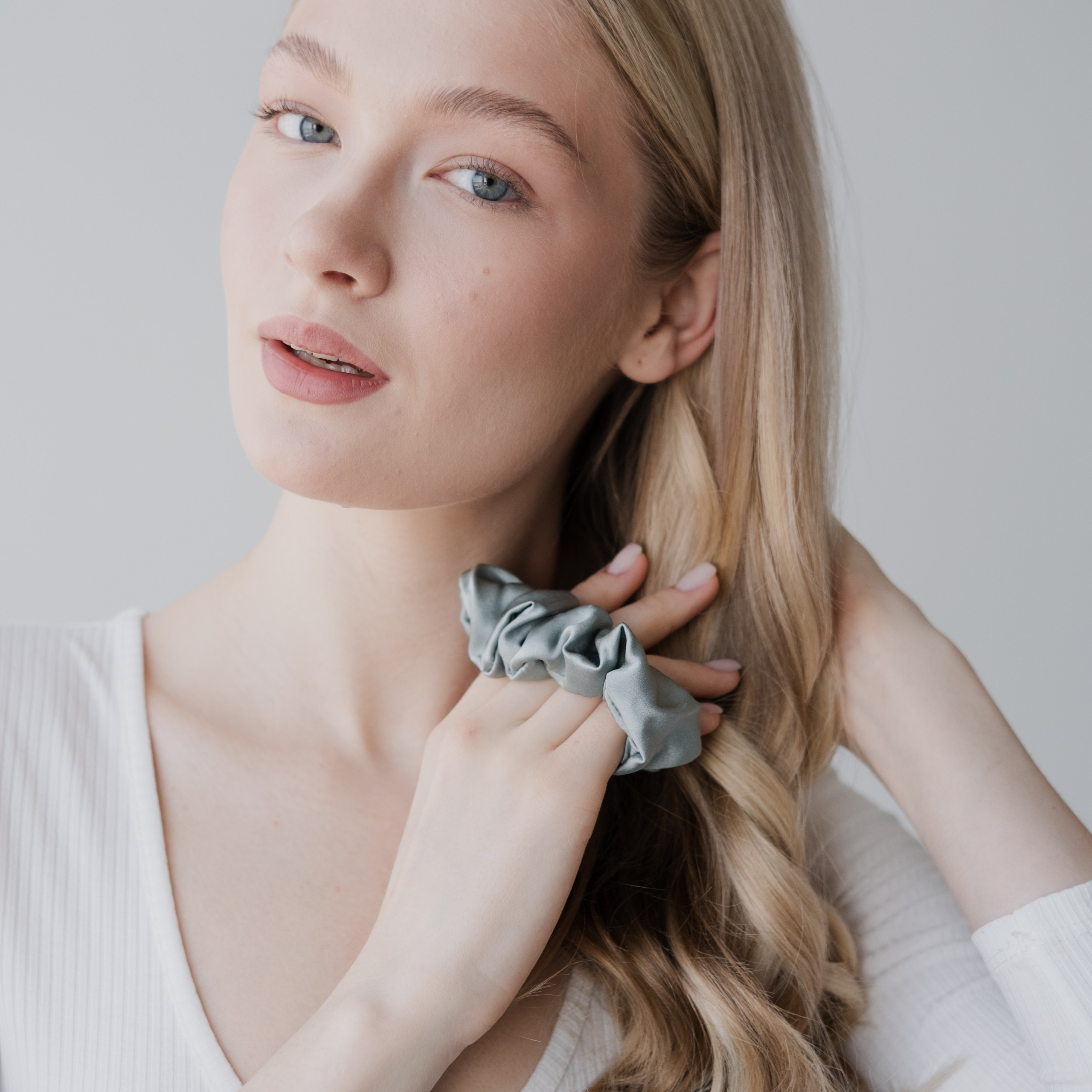 Шелковые резинки для волос. Фотосессии на маркетплейсы